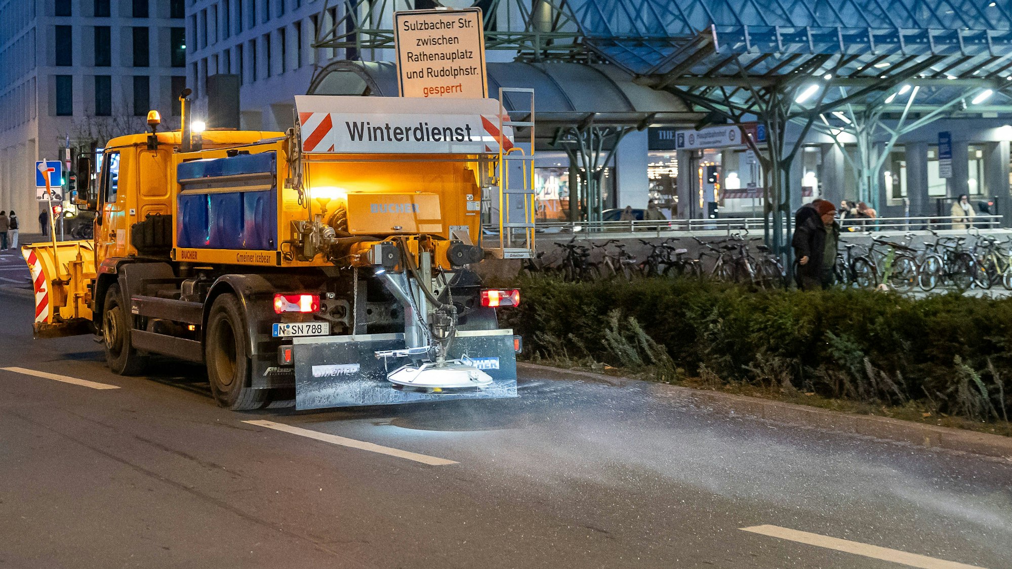 Winterdienstfahrzeug streut Salz vor Nürnberger Hauptbahnhof