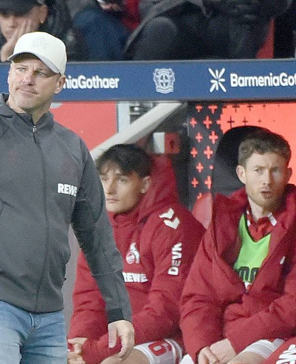 Lukas Kwasniok guckt beim Spiel gegen Leverkusen verdutzt.