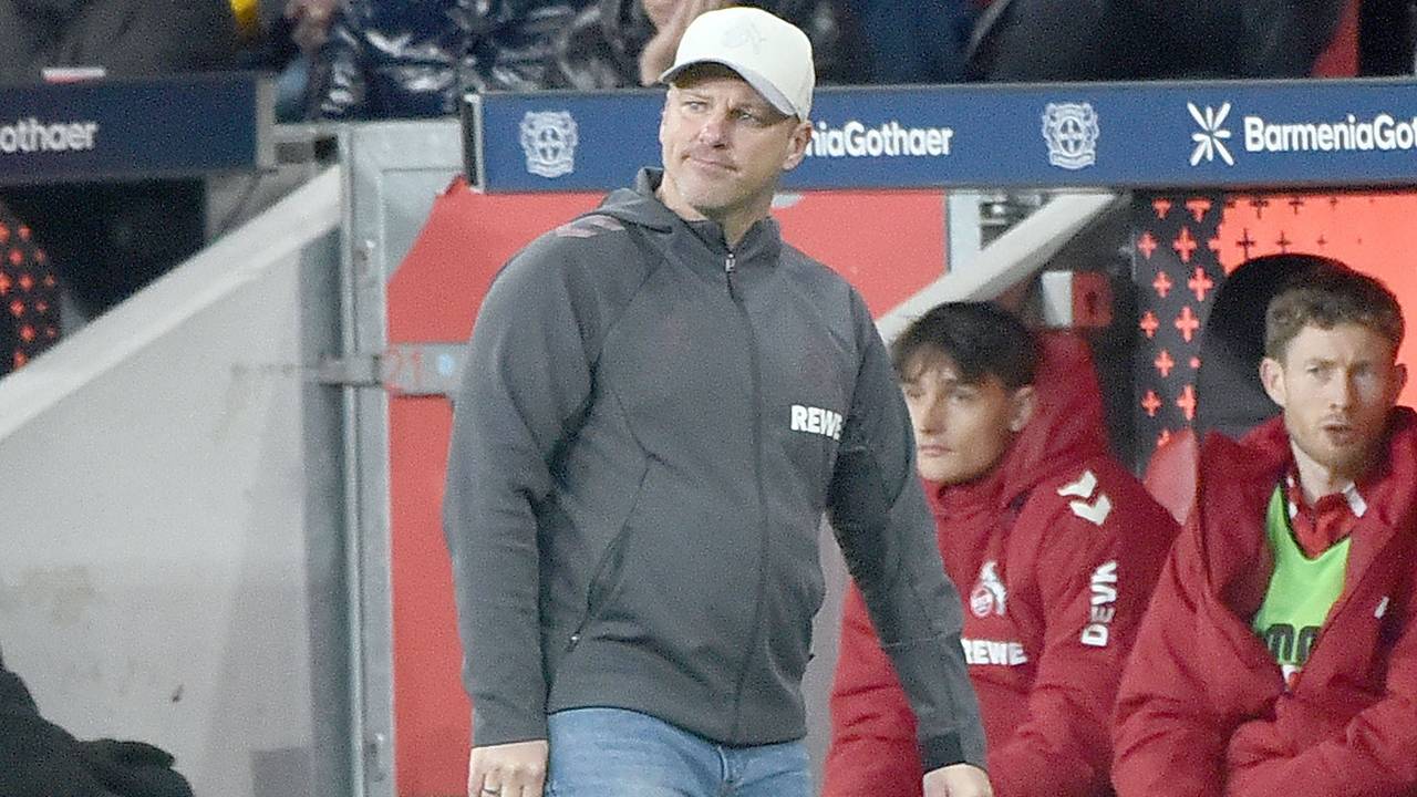 Lukas Kwasniok guckt beim Spiel gegen Leverkusen verdutzt.
