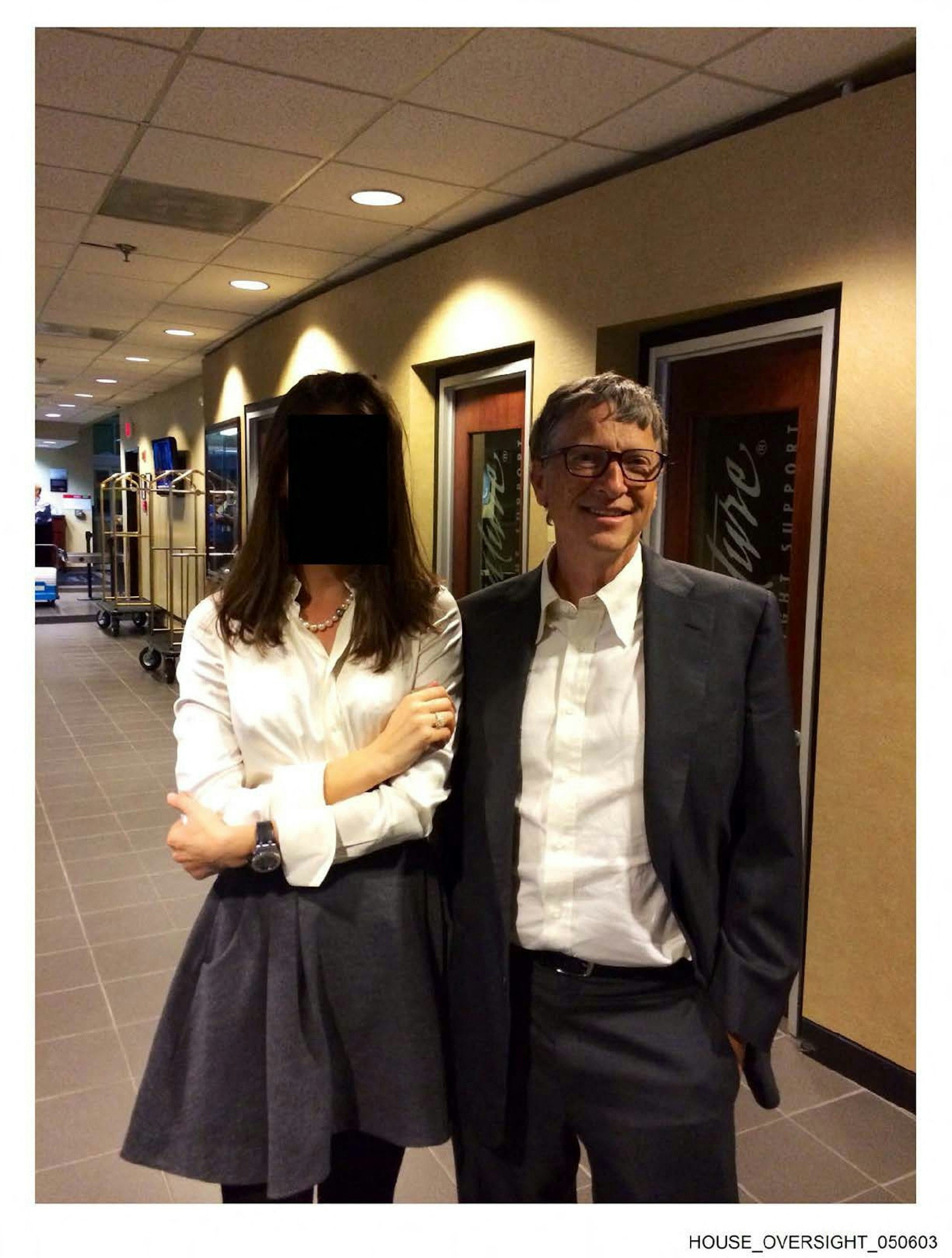 Microsoft-Gründer Bill Gates mit einer Frau, deren Gesicht geschwärzt wurde.