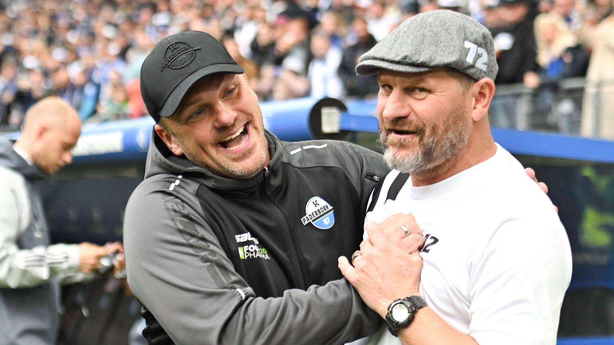 Lukas Kwasniok und Steffen Baumgart Arm in Arm.