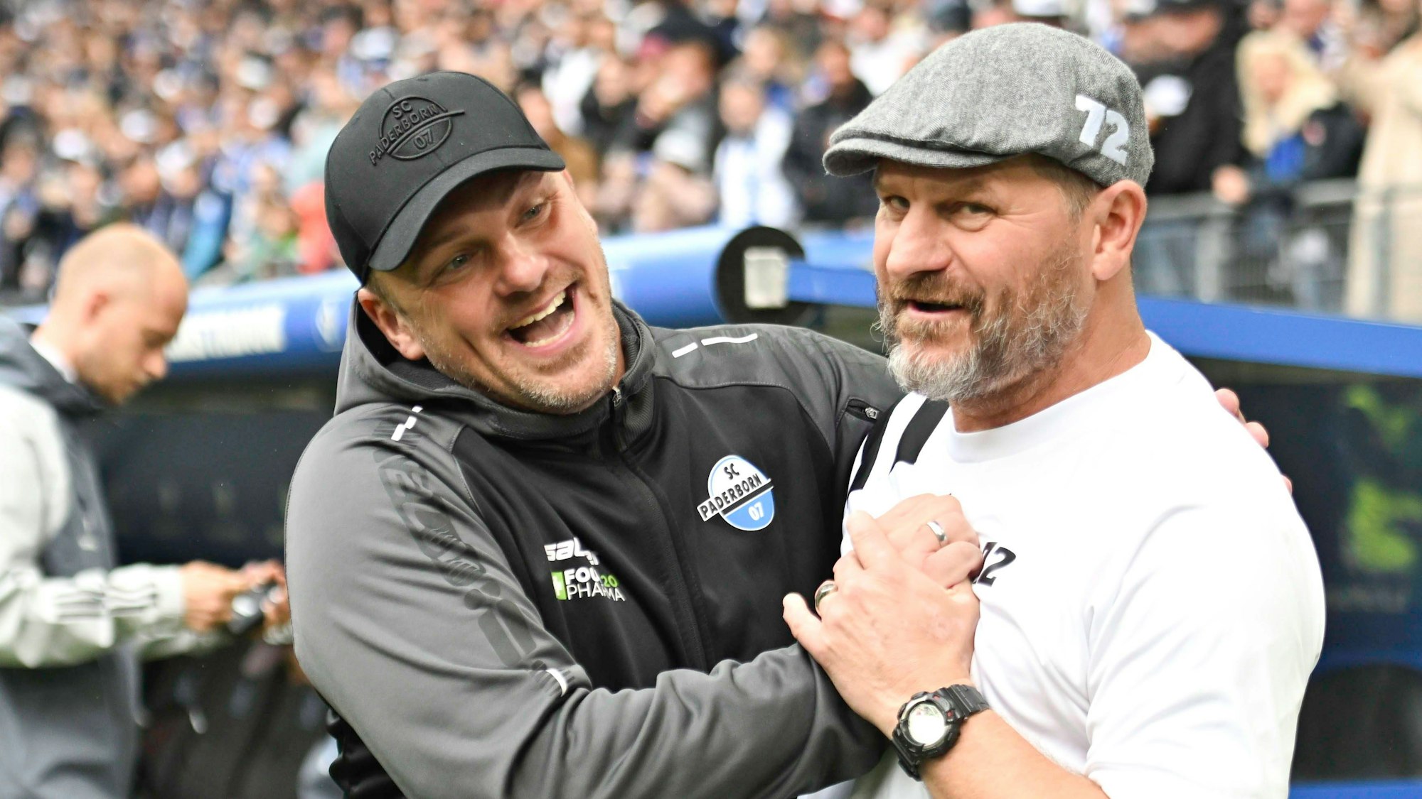 Lukas Kwasniok und Steffen Baumgart Arm in Arm.