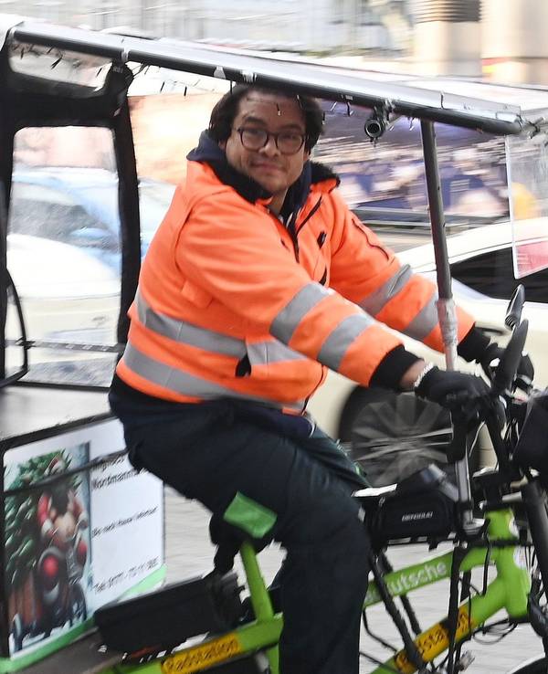 Miguel Stahlke, Spitzname „Migiloco“, ist mit seinem coolen Weihnachtsbaum-Lieferservice am Kölner Neumarkt unterwegs.