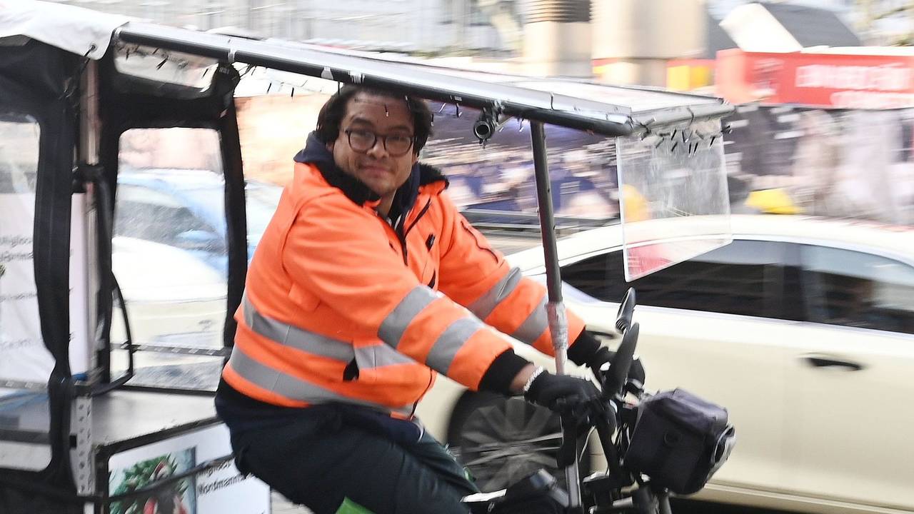 Miguel Stahlke, Spitzname „Migiloco“, ist mit seinem coolen Weihnachtsbaum-Lieferservice am Kölner Neumarkt unterwegs.
