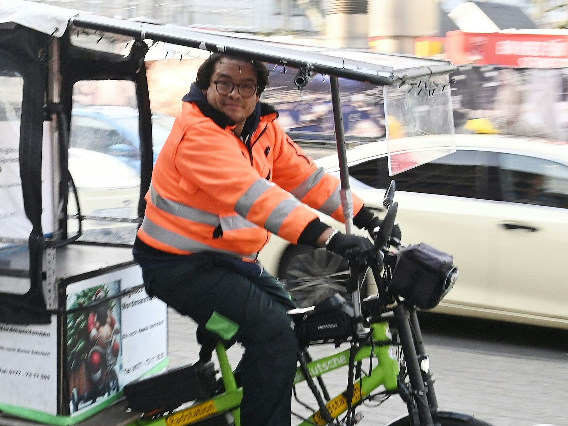 Miguel Stahlke, Spitzname „Migiloco“, ist mit seinem coolen Weihnachtsbaum-Lieferservice am Kölner Neumarkt unterwegs.