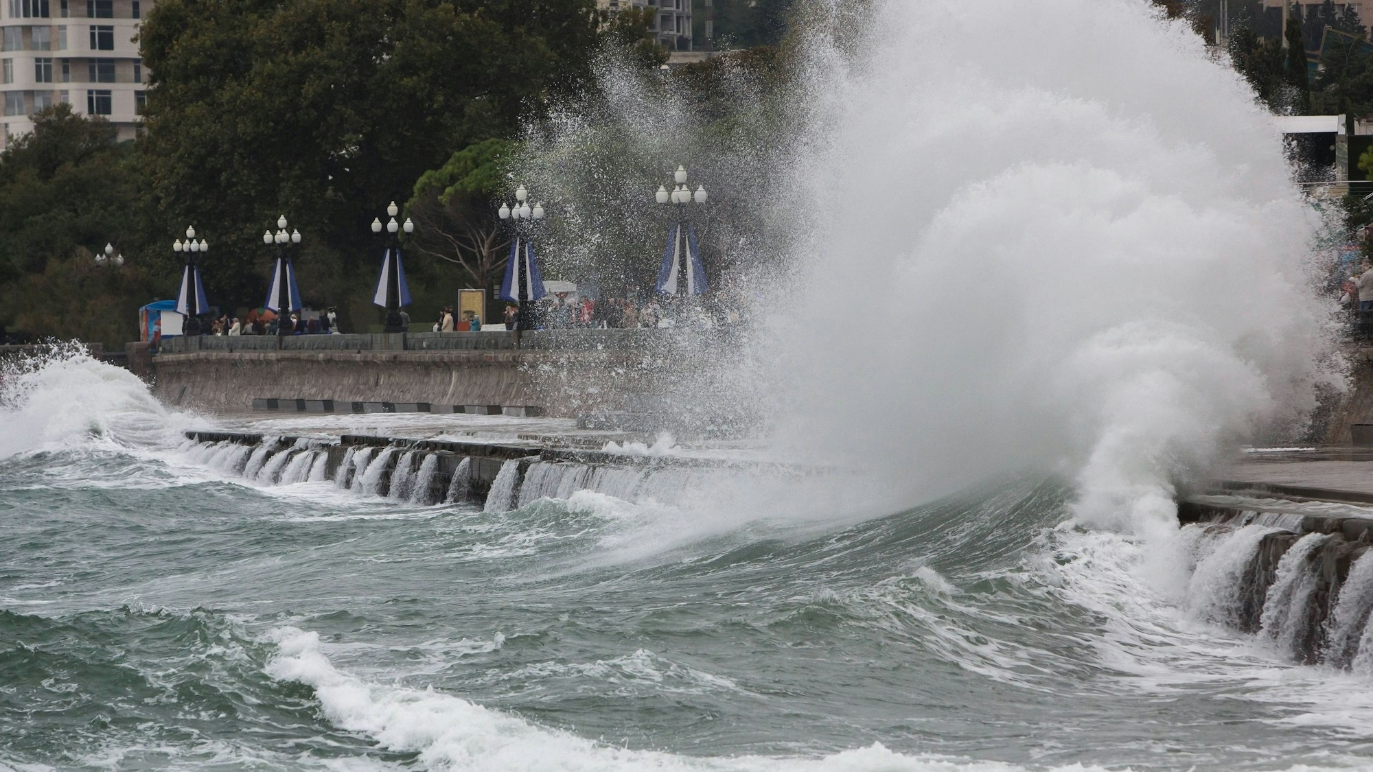 Riesige Welle schlägt gegen Stadtpromenade, Dmitri Marchenko