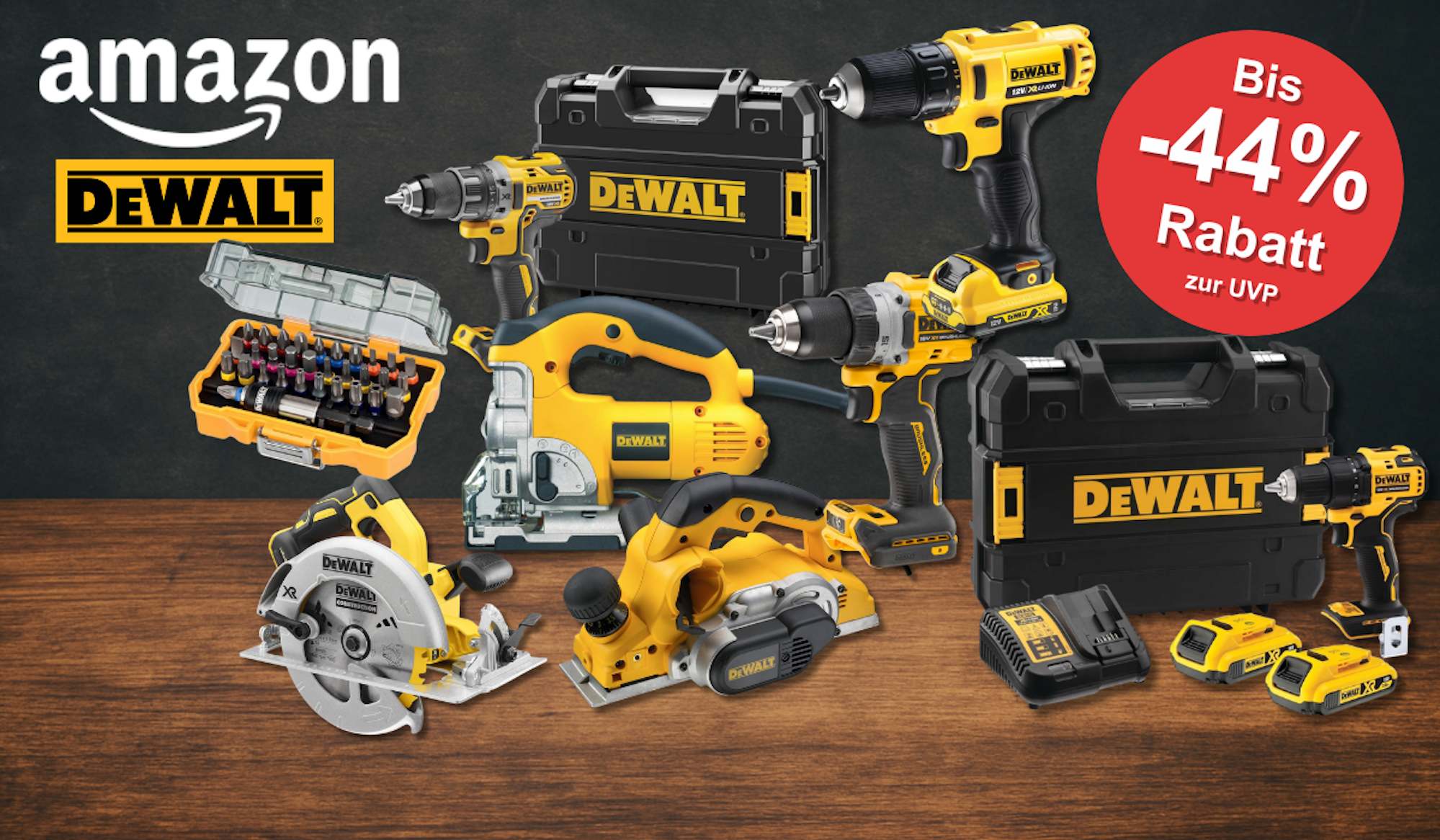 DeWalt Akku-Bohrschrauber, Kreissäge, Stichsäge, Elektrohobel und weiteres Werkzeug vor einer Holz- und Betonwand sowie in einem unmöblierten Wohnzimmer.