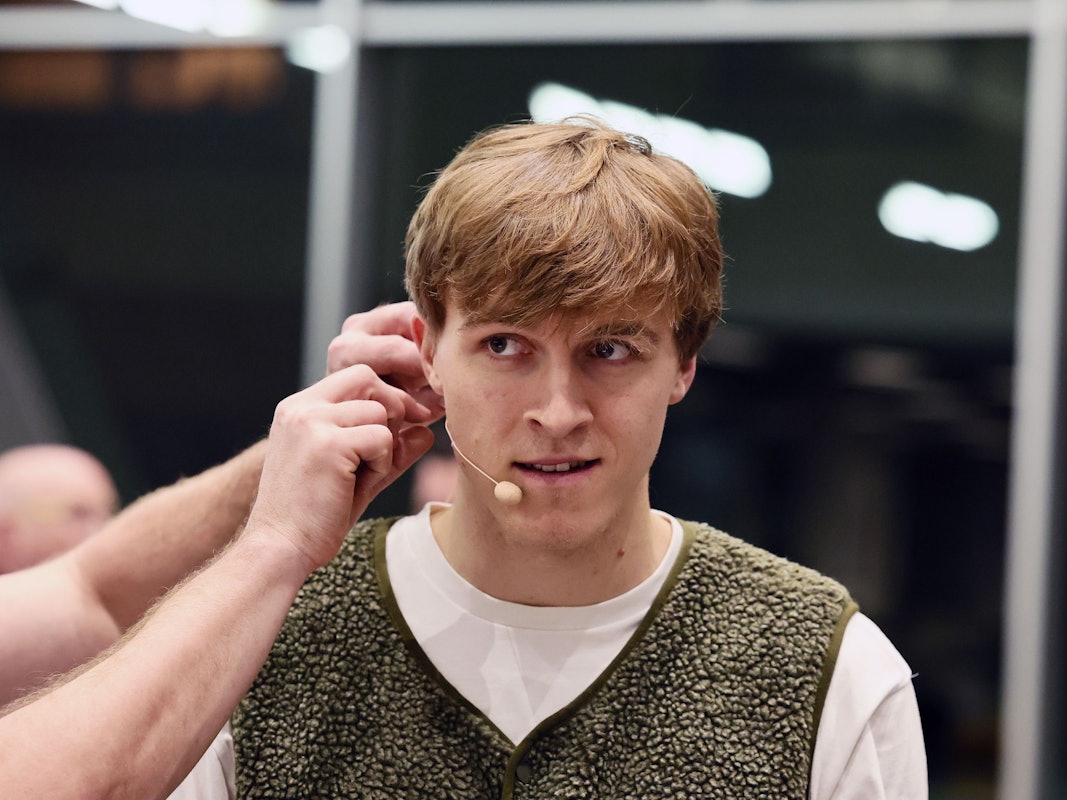 Timo Hübers steht vor dem FC-Talk auf der Bühne.