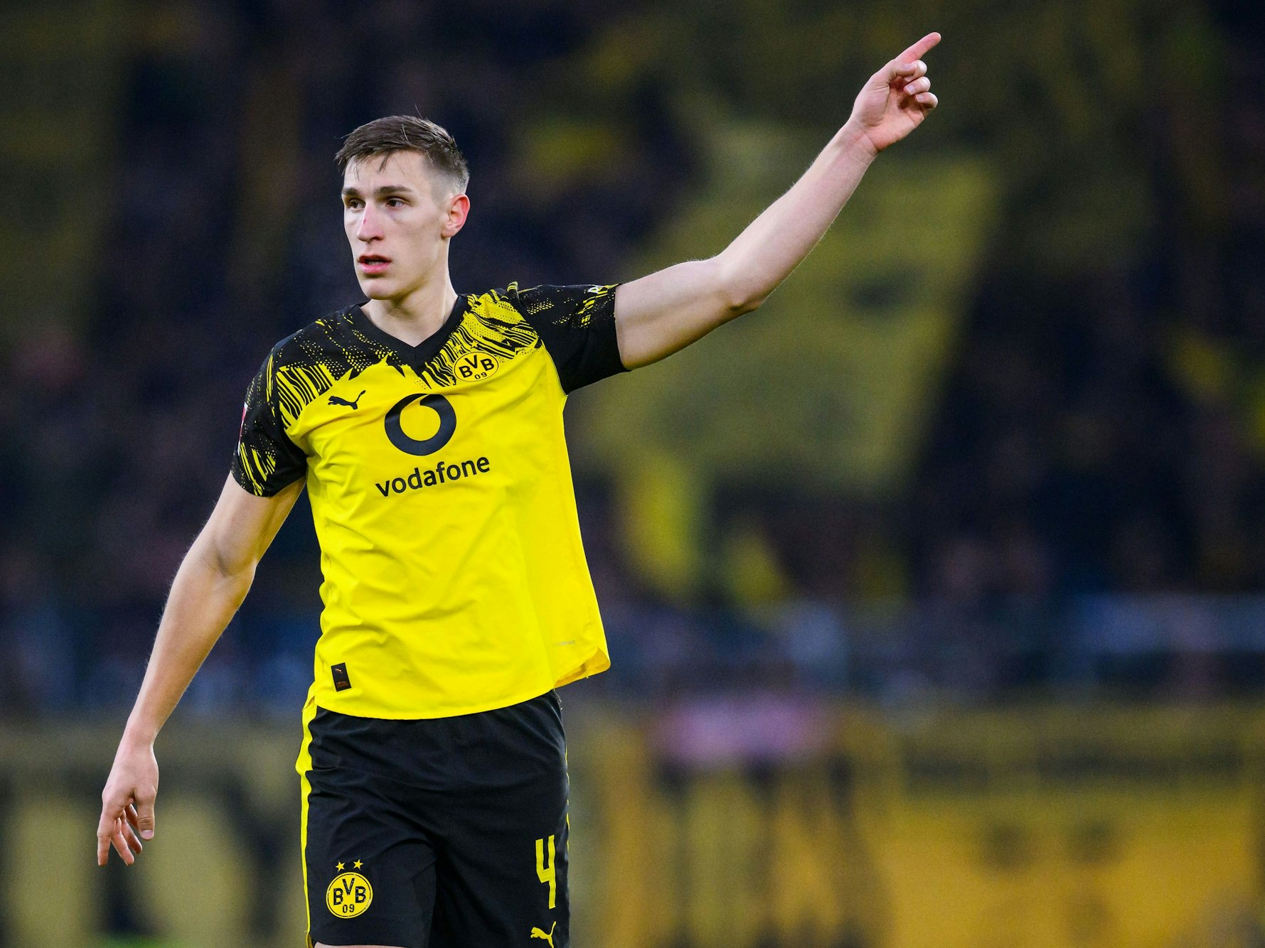 Nico Schlotterbeck gibt auf dem Spielfeld Anweisungen.