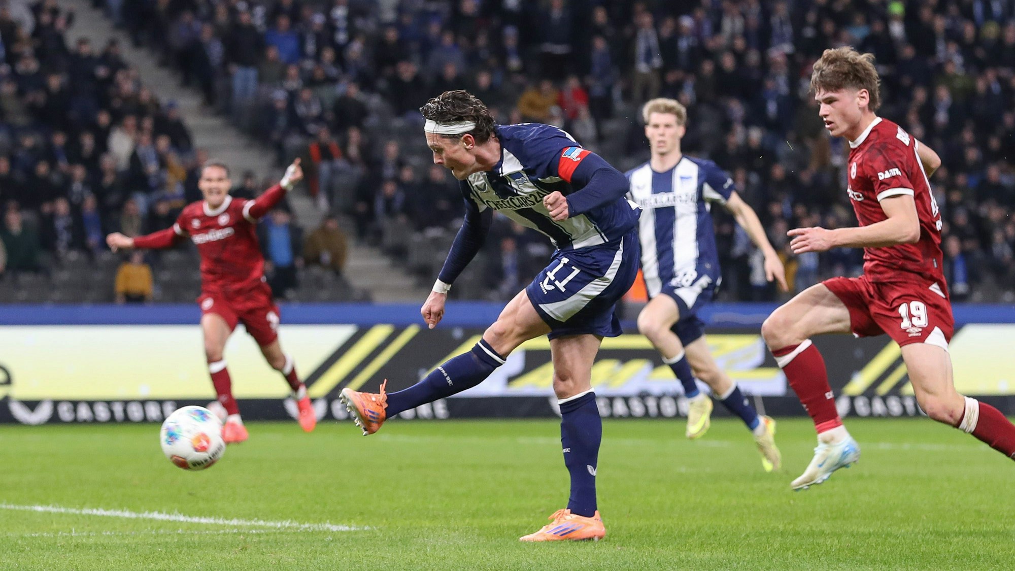 Fabian Reese (M.) schießt den Ball.