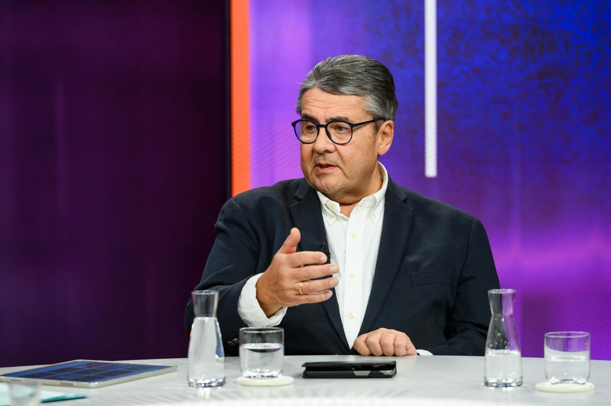 „Sie tun so, als hätte es das alles nicht gegeben“, konterte der ehemalige Außenminister Sigmar Gabriel (SPD) Prechts Vorwürfe, dass Europa bislang keine „diplomatische Großoffensive“ gegenüber Russland gestartet habe. (Bild: ZDF/Jule Roehr )