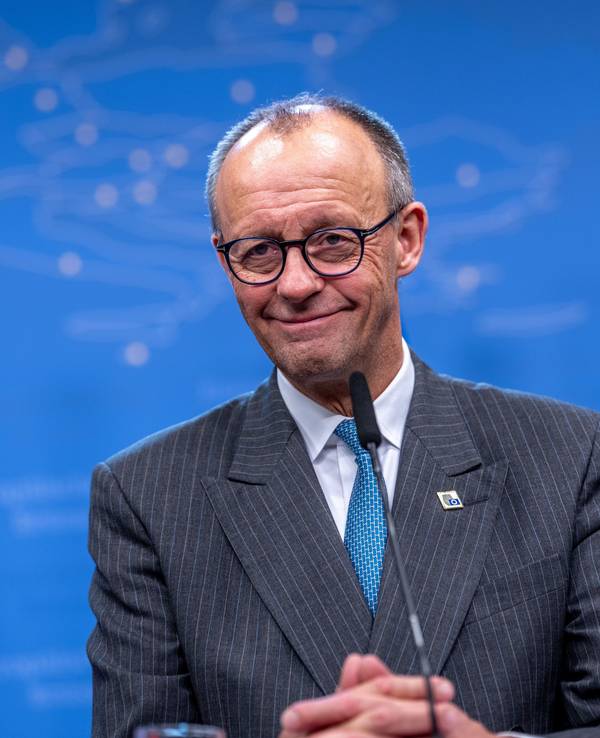 Bundeskanzler Friedrich Merz (CDU) steht vor einem Mikrofon.