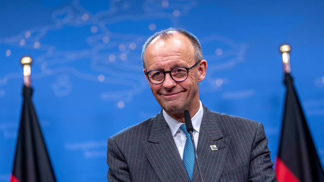 Bundeskanzler Friedrich Merz (CDU) steht vor einem Mikrofon.
