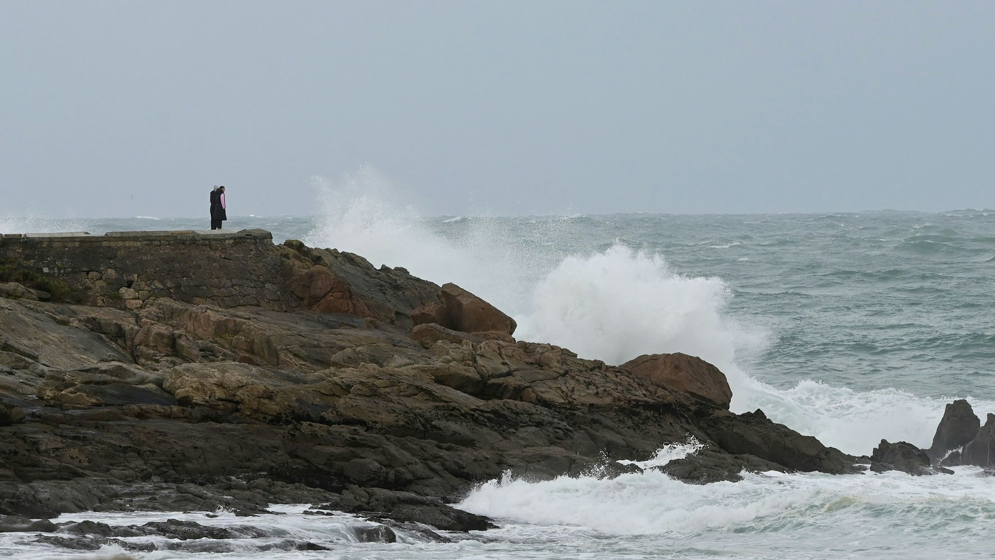 Das Symbolfoto zeigt eine Person, die Wellen beobachtet, die sich am Ufer im Gebiet der Esclavas brechen.