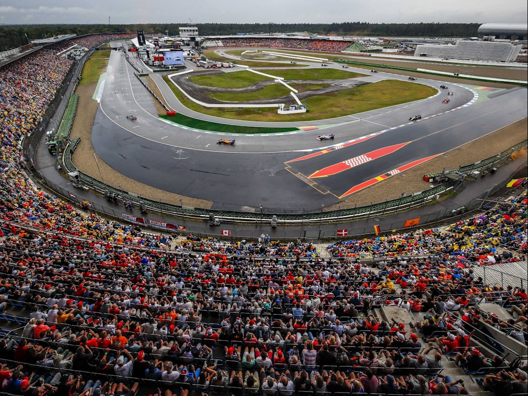 Die Formel-1-Autos fahren über die Strecke in Hockenheim.