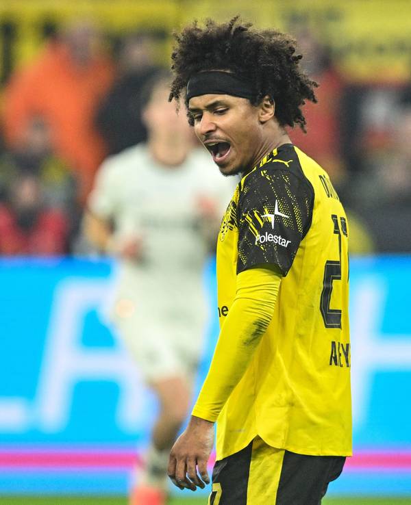 Karim Adeyemi ist sauer beim Spiel gegen Borussia Mönchengladbach.