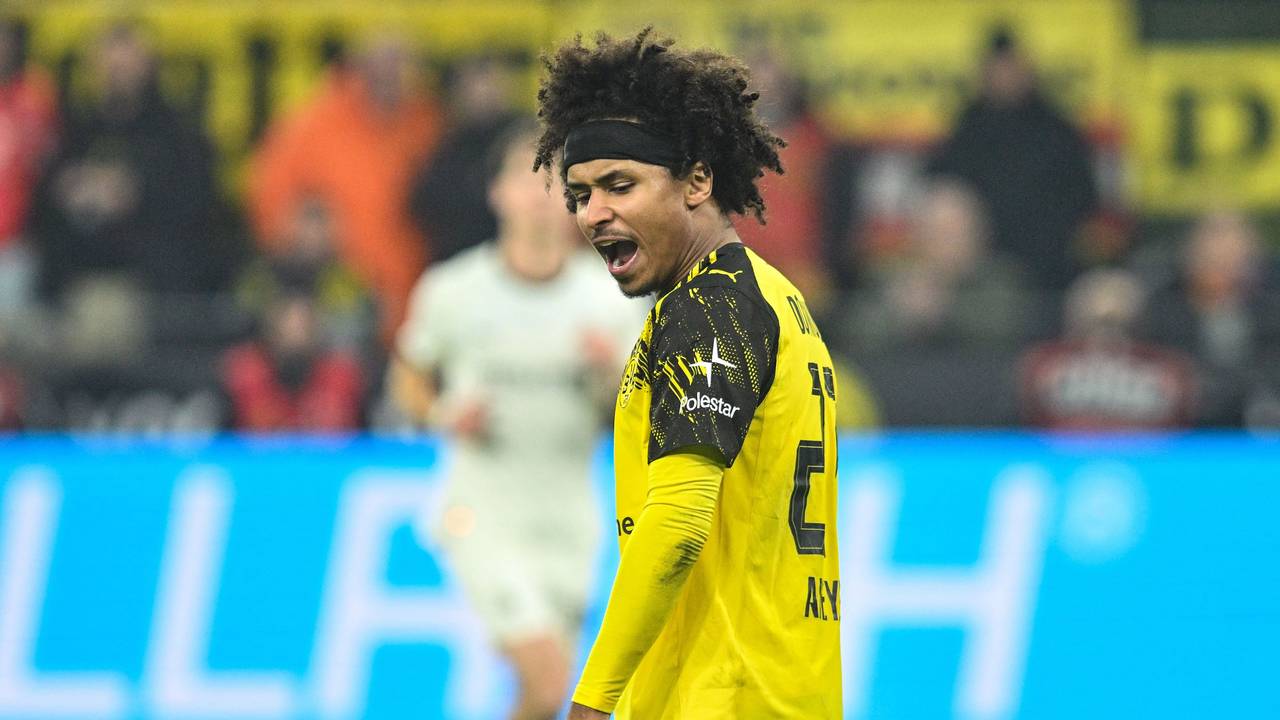 Karim Adeyemi ist sauer beim Spiel gegen Borussia Mönchengladbach.