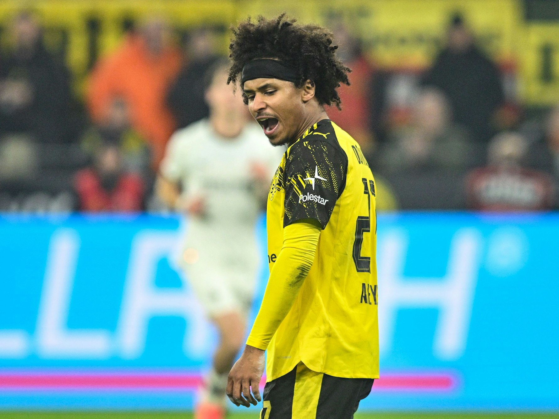 Karim Adeyemi ist sauer beim Spiel gegen Borussia Mönchengladbach.