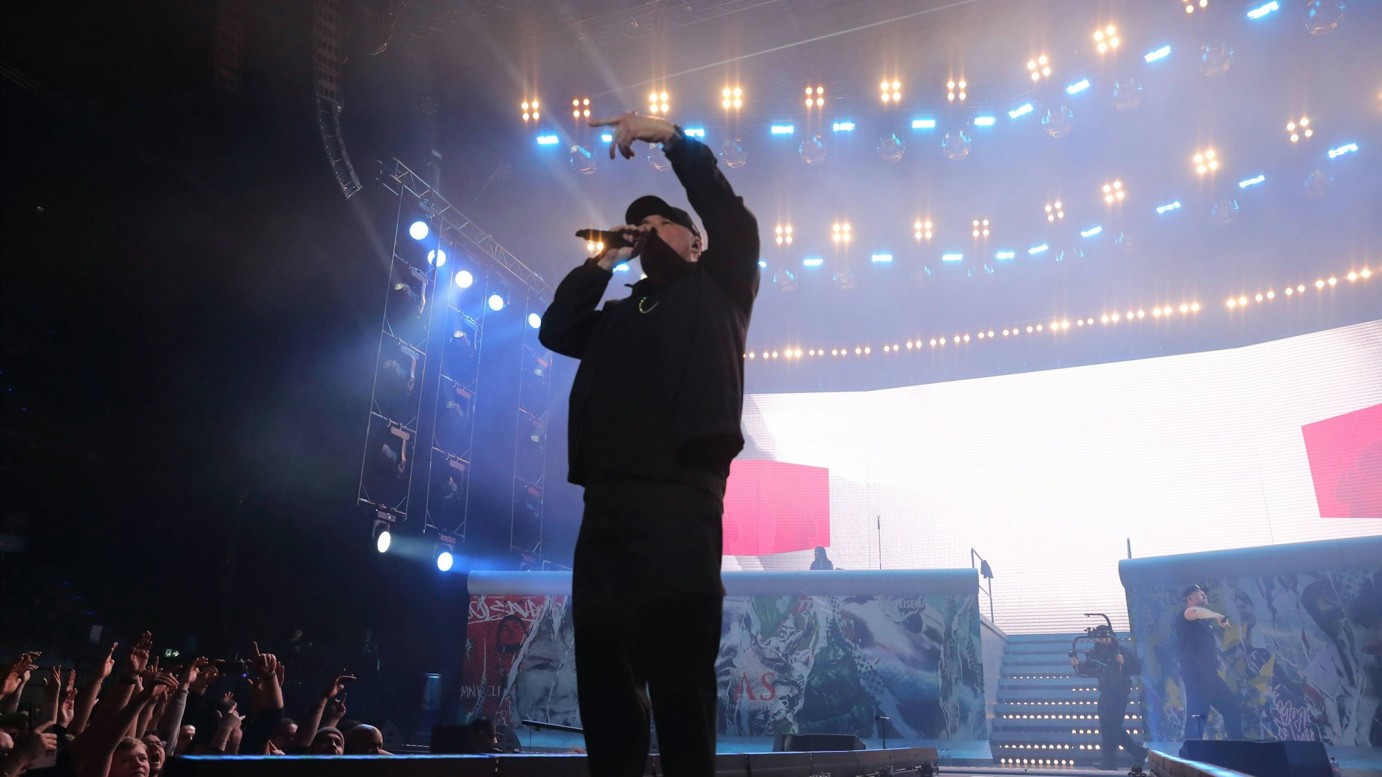 Kool Savas singt auf der Bühne bei einem Konzert