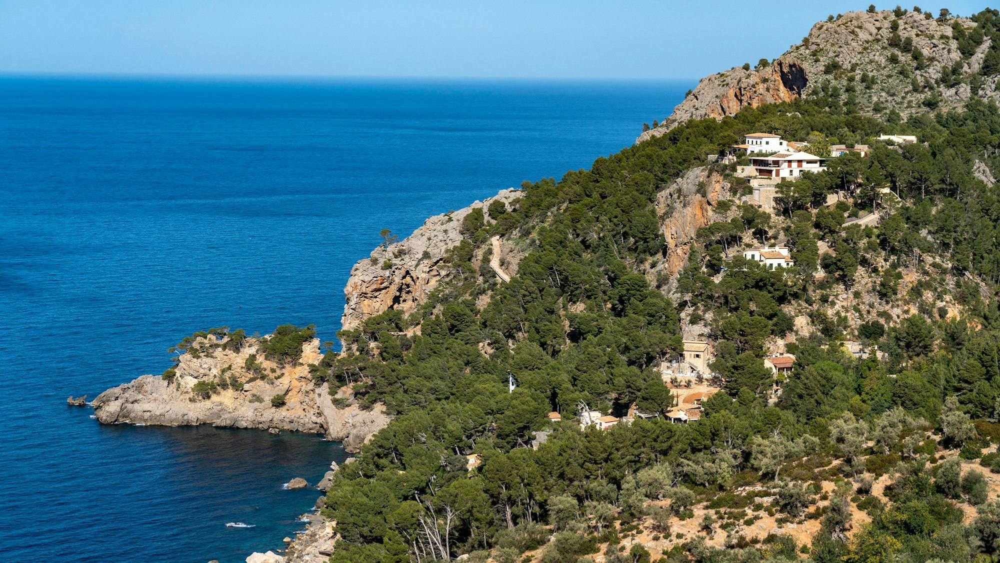 Villen an der Steilküste von Mallorca mit Meerblick