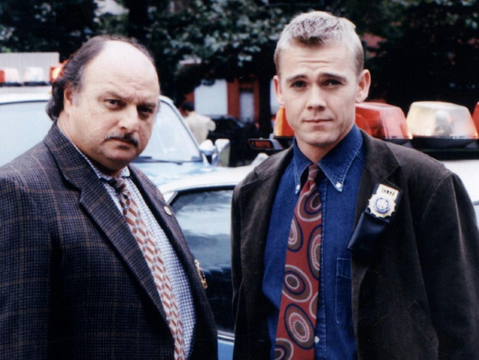 Seine größte Serienrolle: Von 1998 bis 2001 war Ricky Schroder (rechts, mit Dennis Franz) Teil des Casts der Polizeiserie „NYPD Blue“. (Bild: ABC / Getty Images)