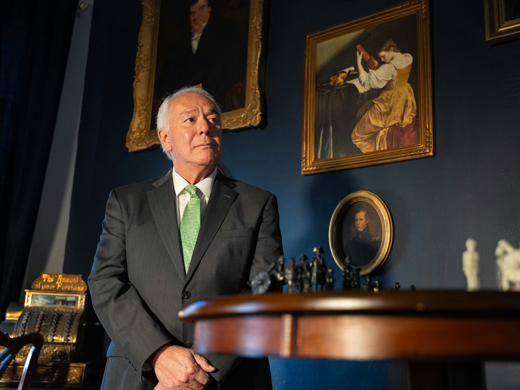 „Man spielt alle gegeneinander aus und sieht, wer als erstes kooperiert“, hofft FBI-Mann Robert Wittmann hinsichtlich der festgenommenen Tatverdächtigen. (Bild: Warner Bros Discovery)