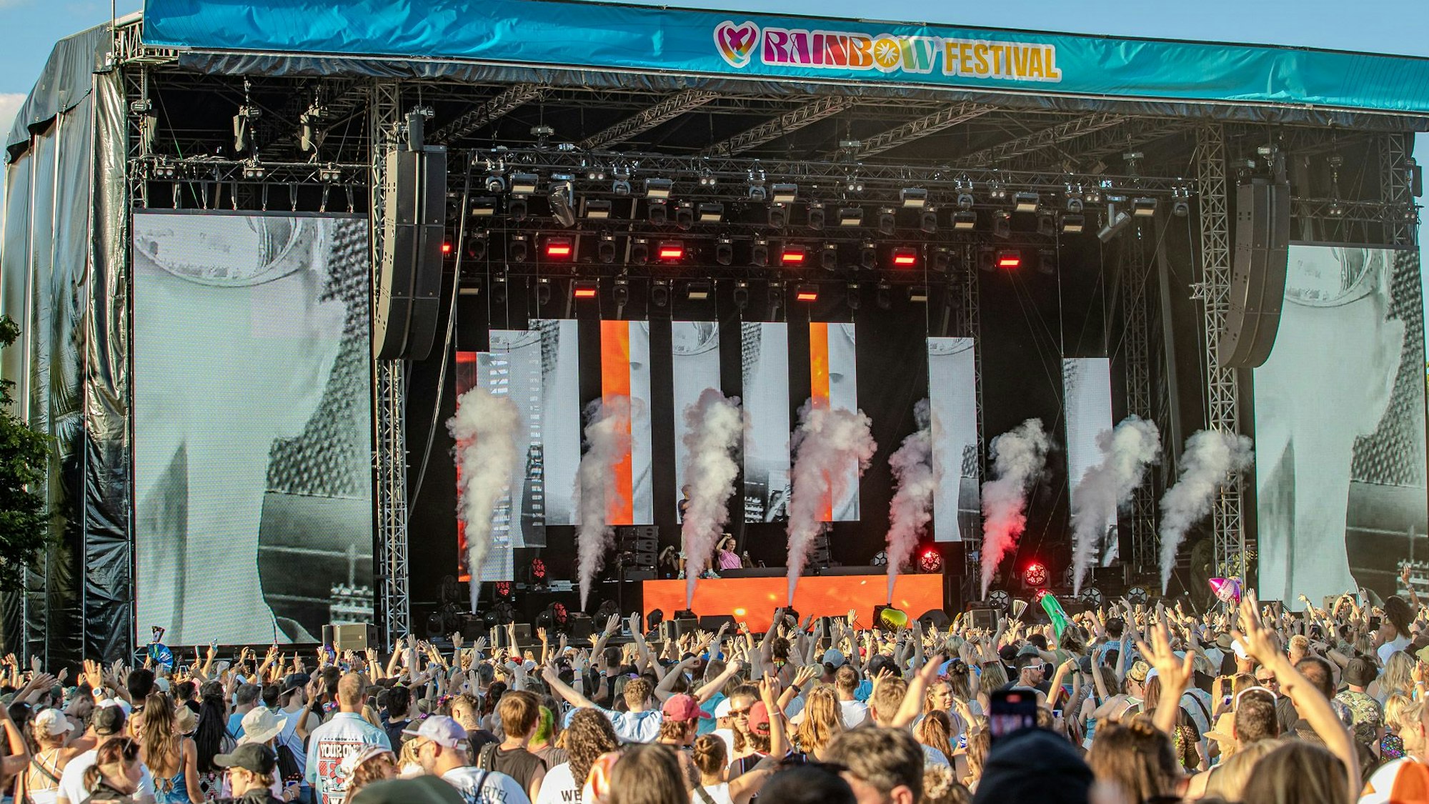 Blick auf die Bühne beim Rainbow-Festival.