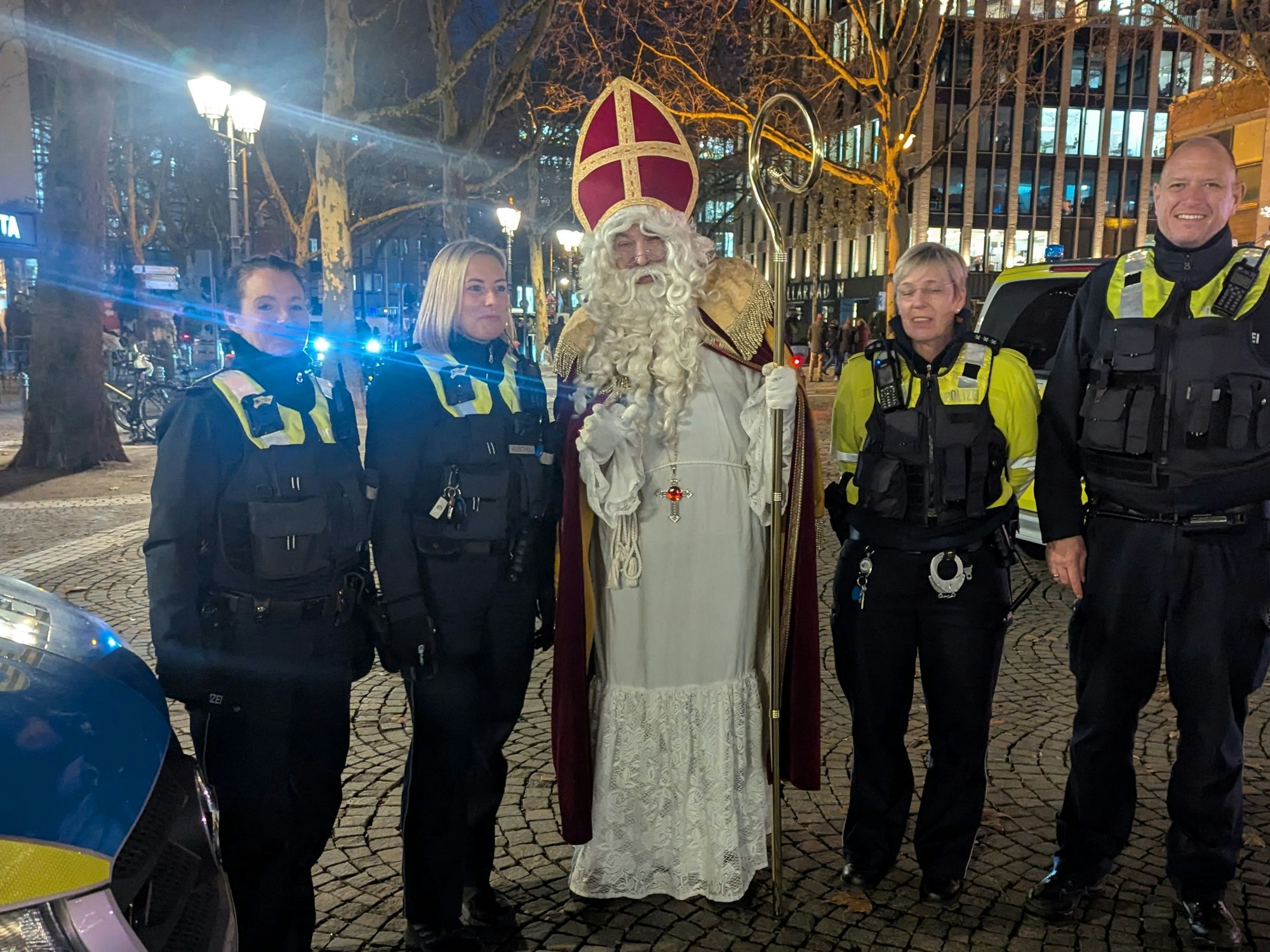 Vier Polizistinnen und Polizisten posieren für ein Foto mit dem Darsteller des heiligen Nikolaus'