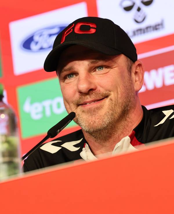 Lukas Kwasniok spricht bei der Pressekonferenz des 1. FC Köln.