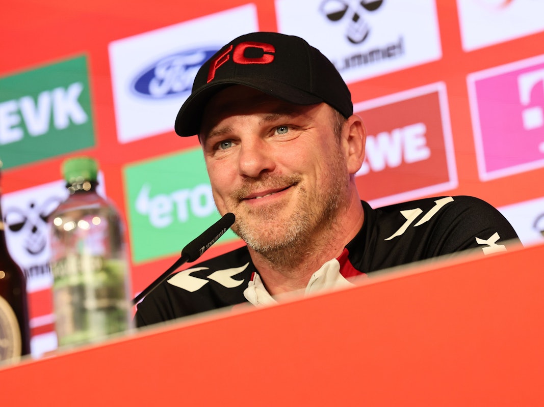 Lukas Kwasniok spricht bei der Pressekonferenz des 1. FC Köln.