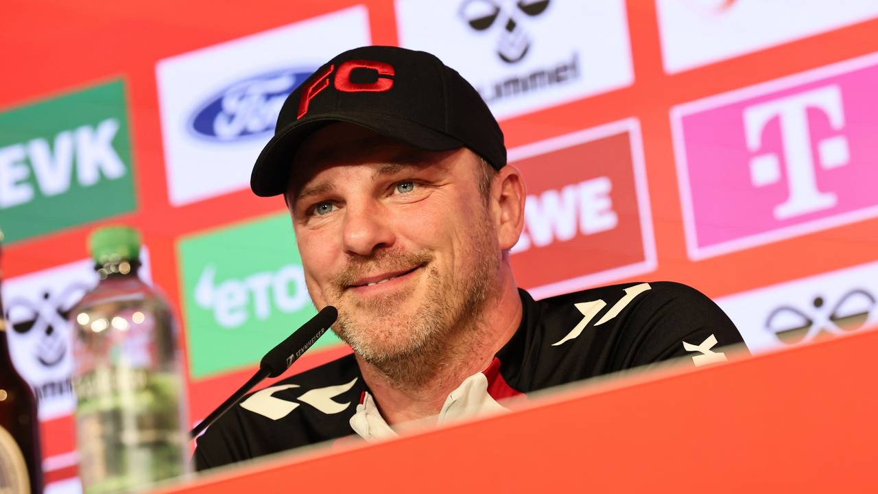 Lukas Kwasniok spricht bei der Pressekonferenz des 1. FC Köln.