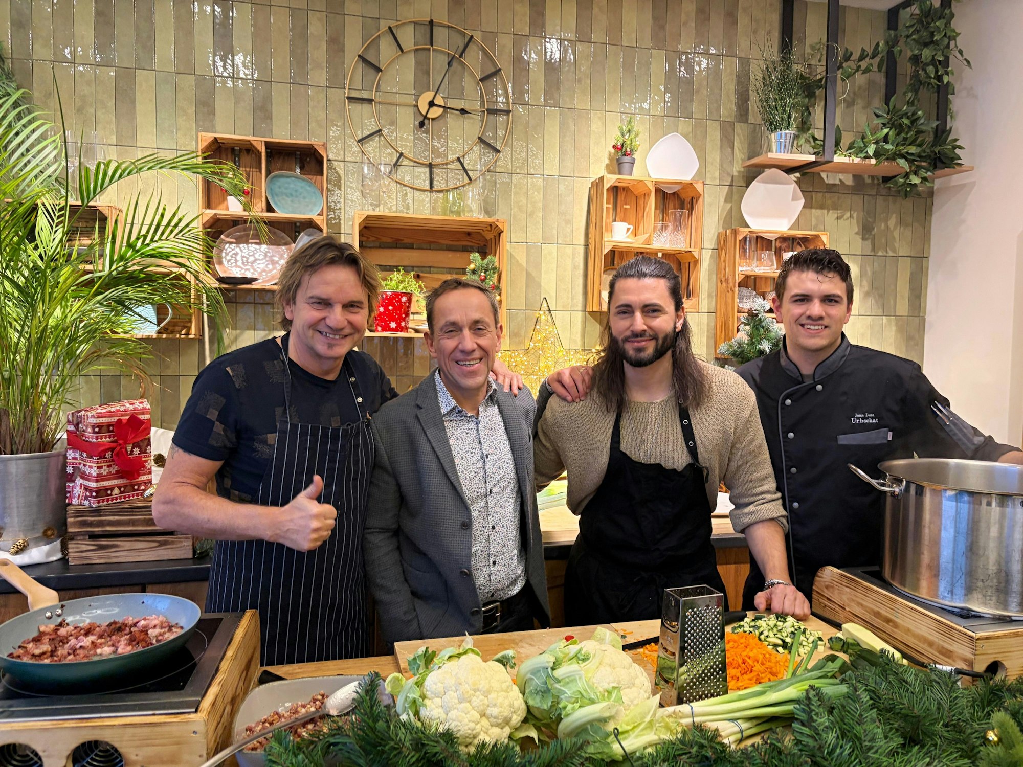 Die Höhner beim Zubereiten der Gemüsesuppe in der Küche.