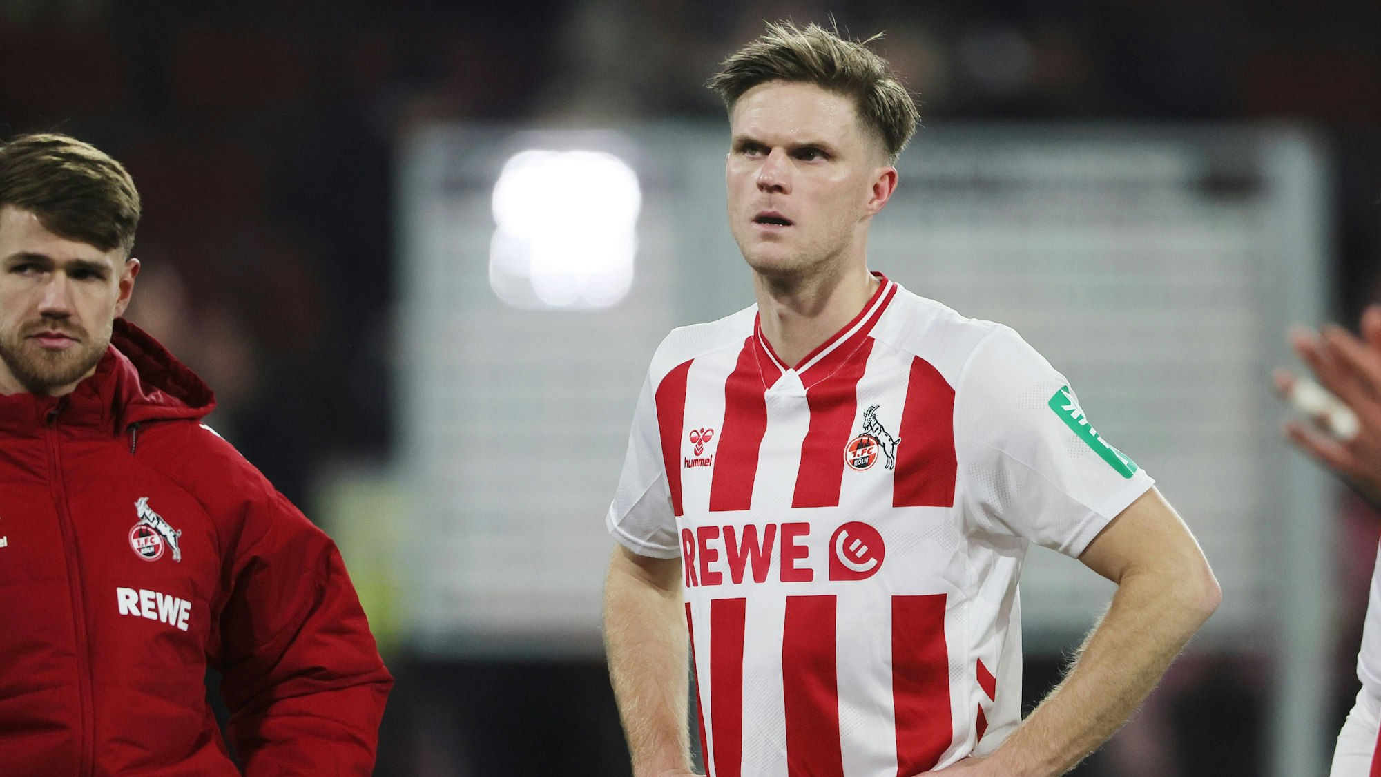 Marius Bülter stemmt die Hände in die Hüften.