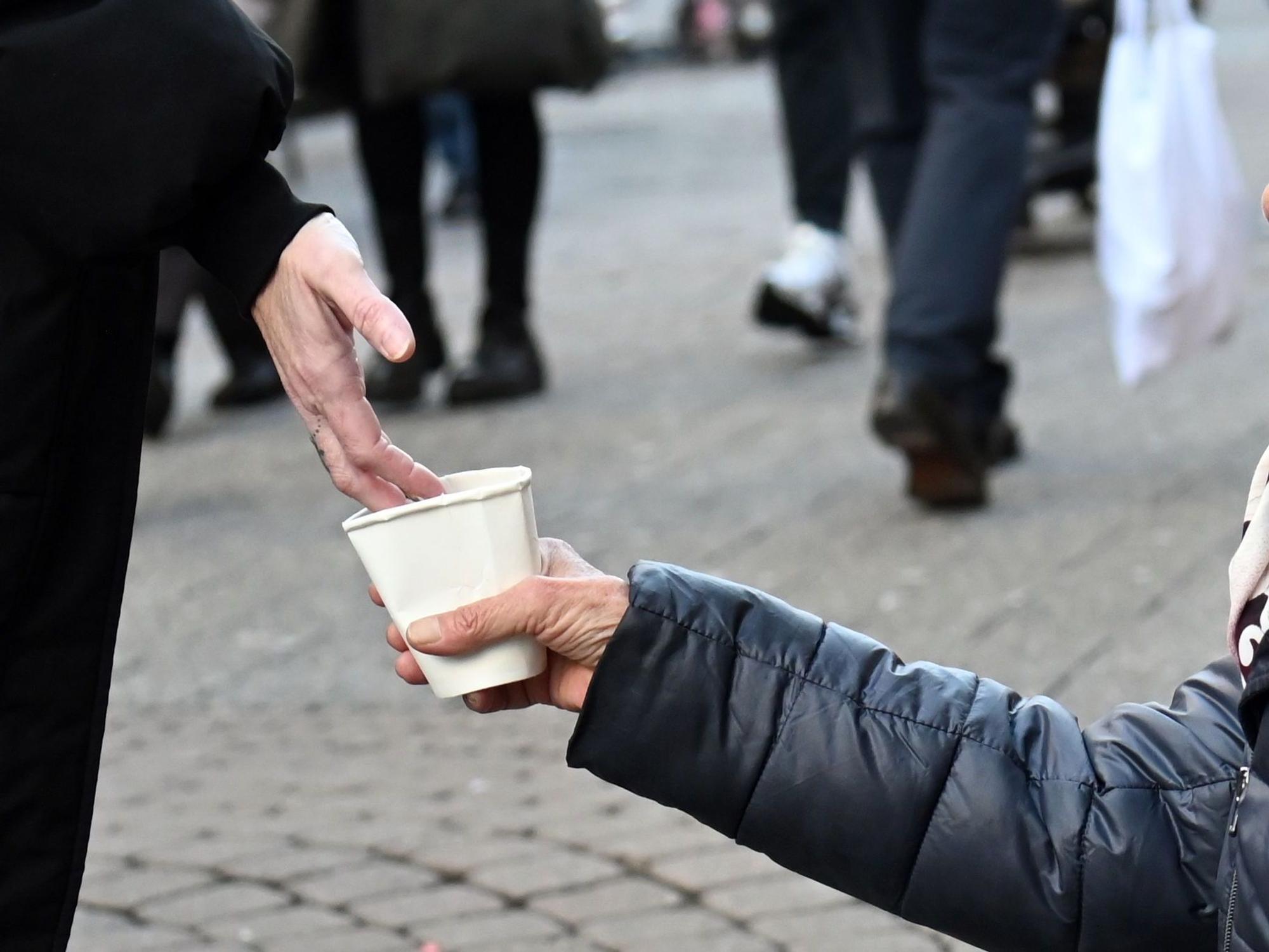 Das stille Betteln steht nicht im Fokus des Dortmunder Verbots. (Archivfoto)