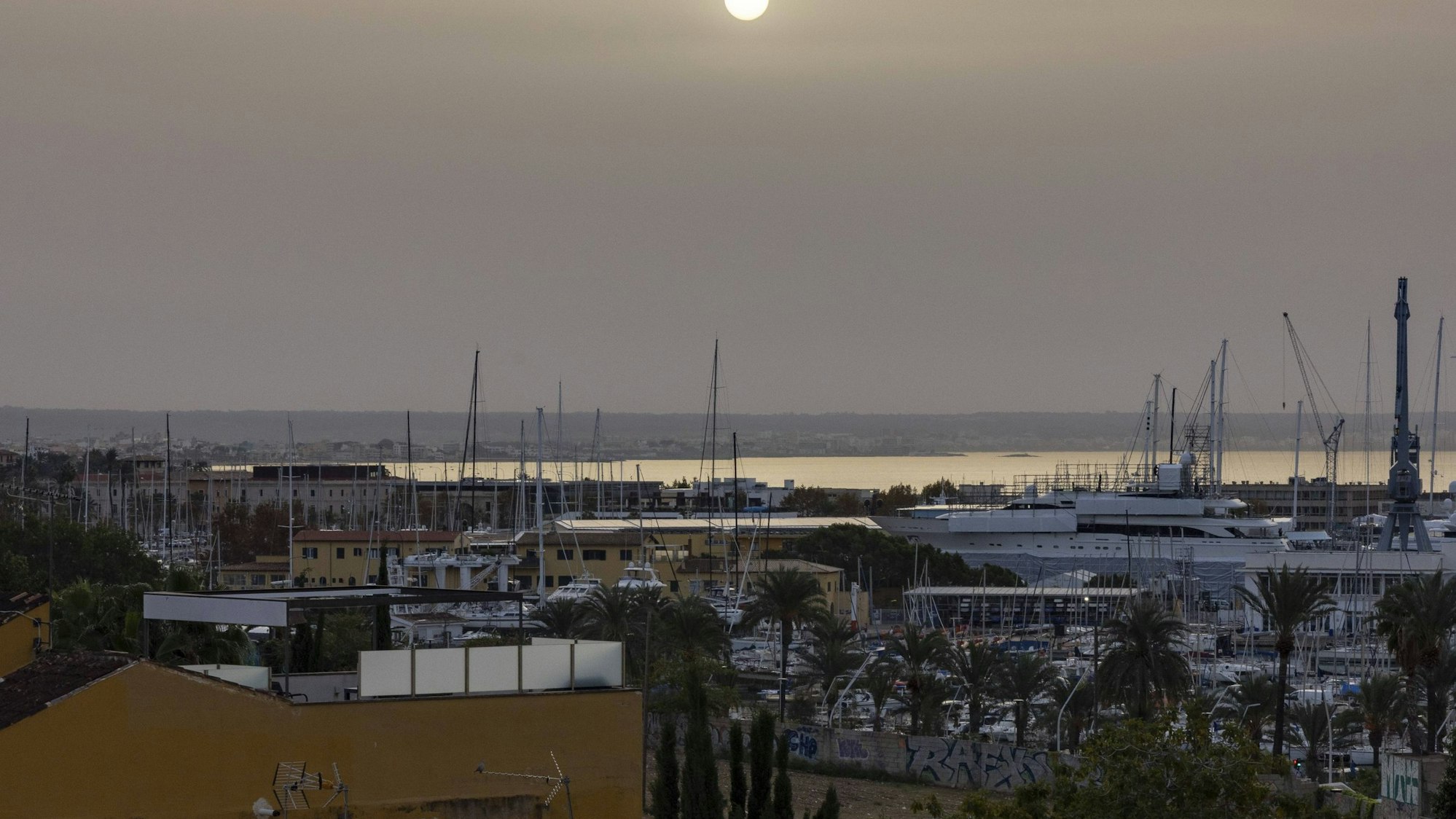 Fahle Sonne über dem Hafen von Palma de Mallorca