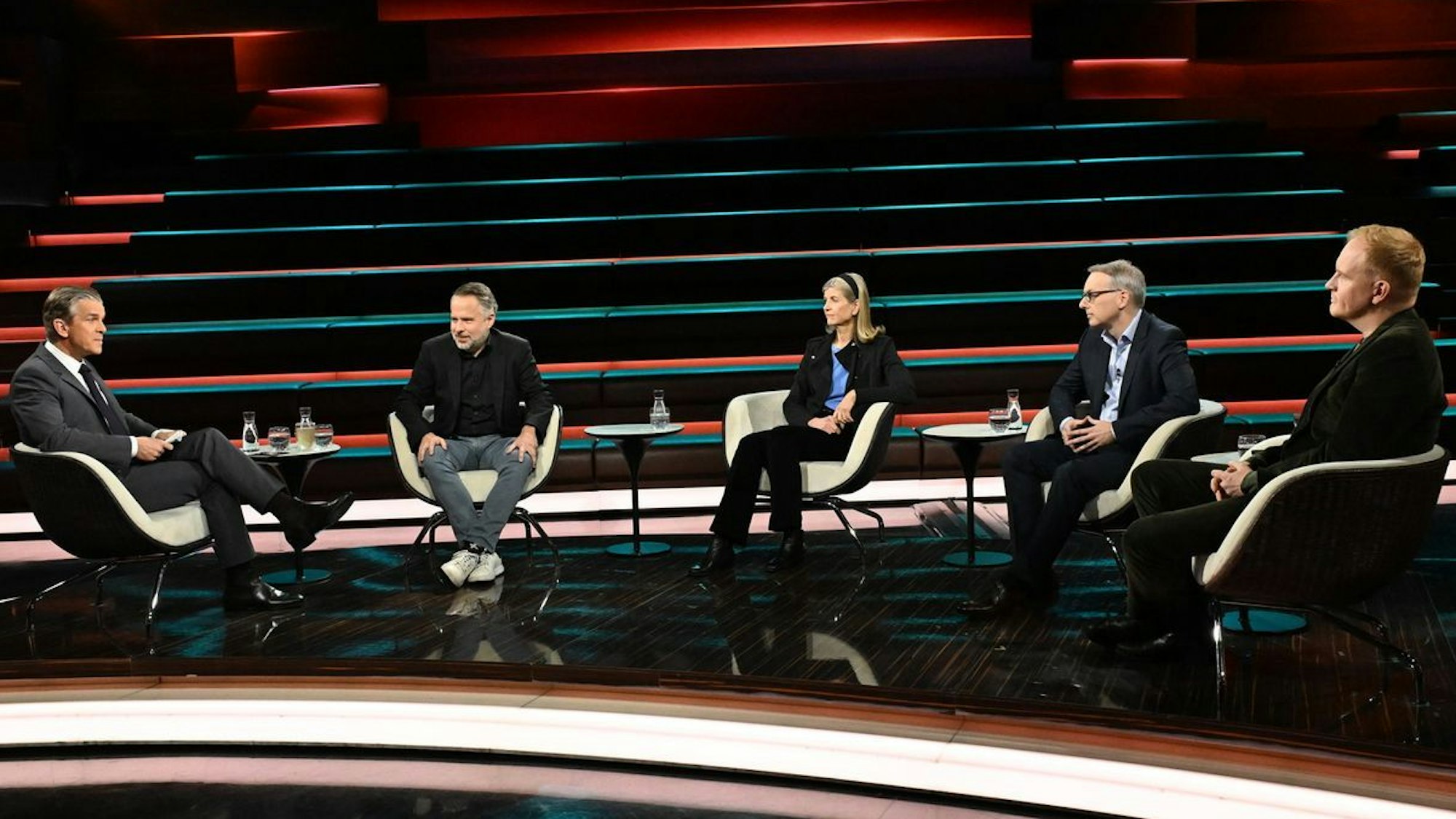 Markus Lanz diskutierte am Donnerstag mit (von links) Andreas Peichl, Dorothea Siems, Sebastian Klüsener und Stefan Schulz. (Bild: ZDF / Markus Hertrich)