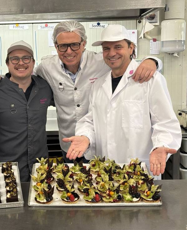 Die Höhner-Musiker stehen in der Bäckerei Kraus.