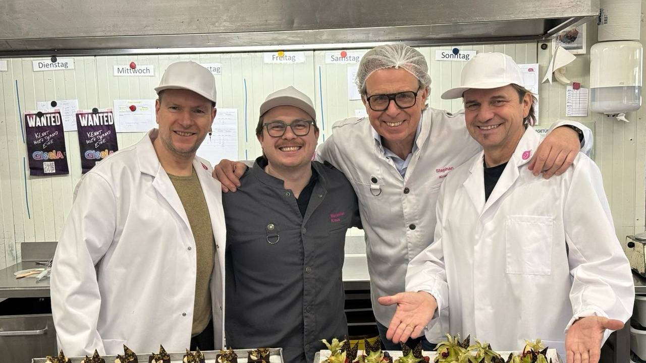 Die Höhner-Musiker stehen in der Bäckerei Kraus.