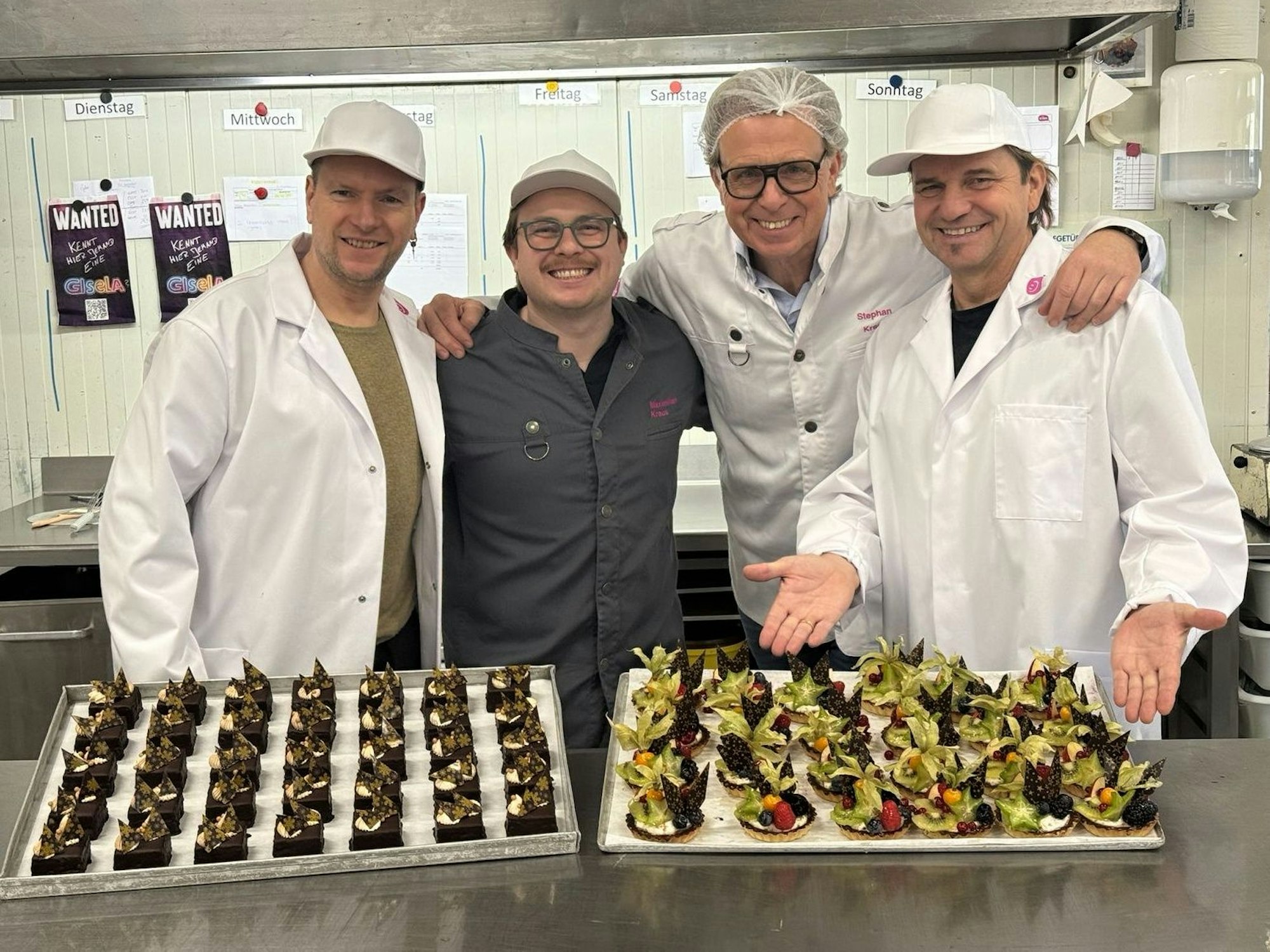 Die Höhner-Musiker stehen in der Bäckerei Kraus.