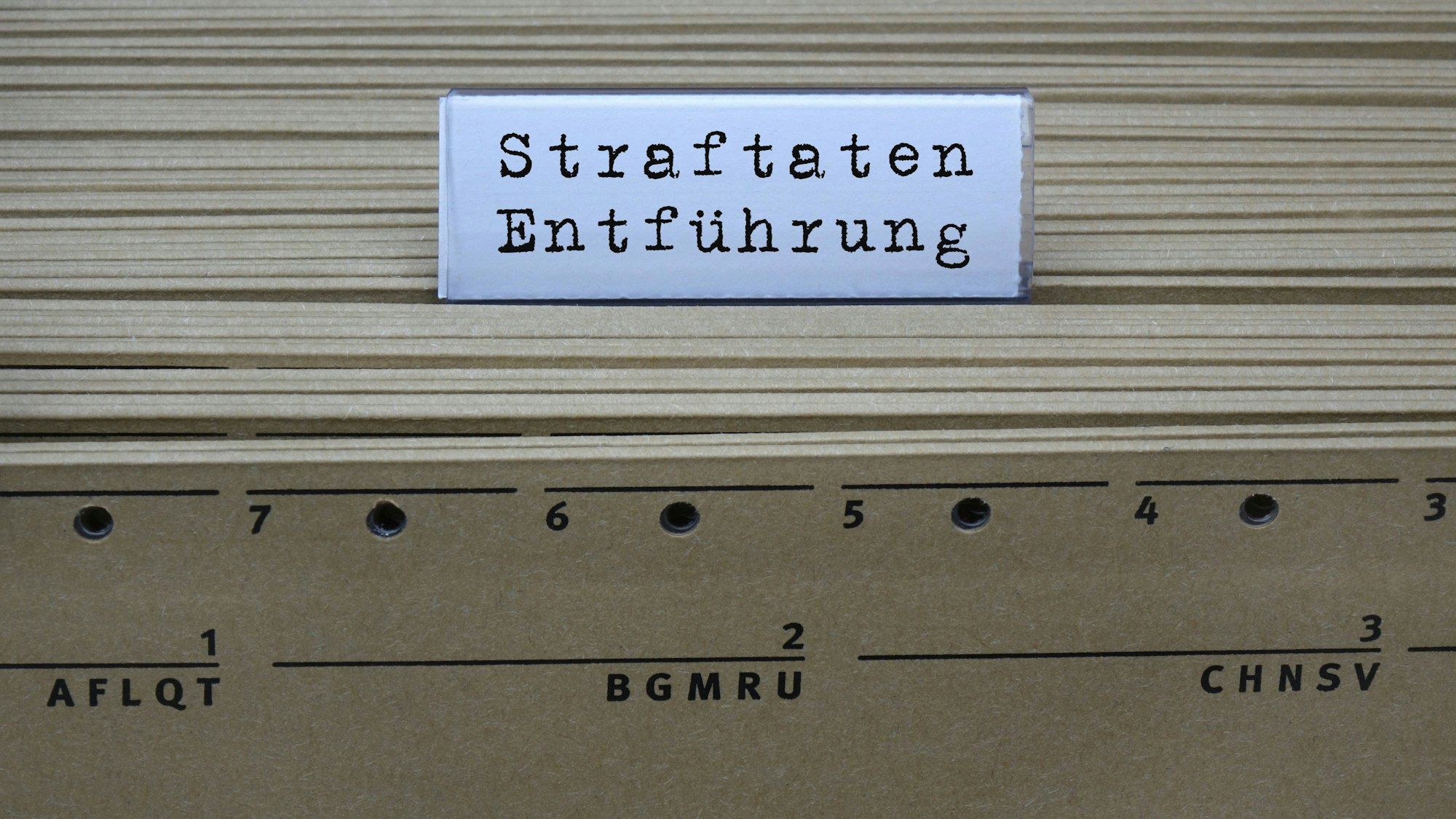 Hängeregister mit Beschriftung Straftaten Entführung