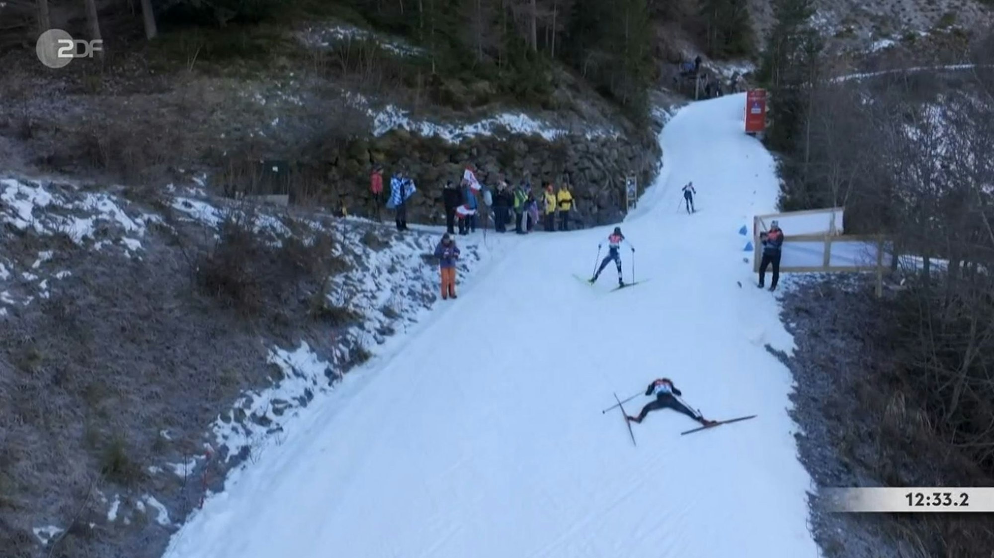 Nathalie Armbruster liegt beim Skilanglauf im Schnee.