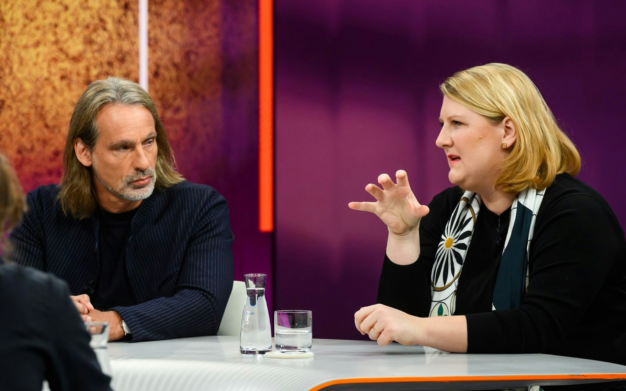 Schriftsteller Richard David Precht bekam bei „Maybrit Illner“ viel Gegenwind - unter anderem von der Politikwissenschaftlerin Liana Fix. (Bild: ZDF/Jule Roehr )
