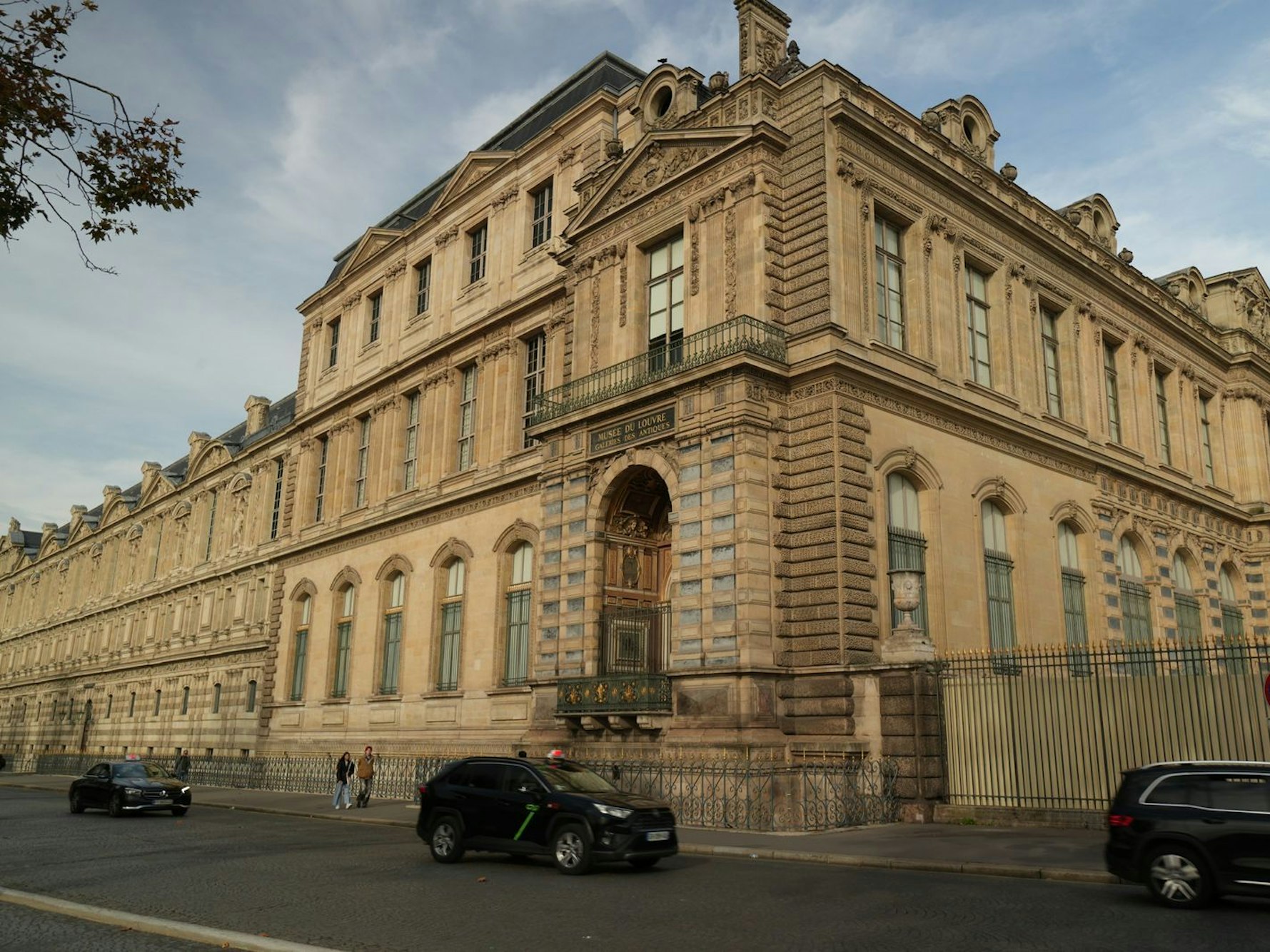 An dieser Straßenecke verschafften sich die Räuber samt LKW mit Möbelaufzug Zugang zur Apollo-Gallerie. (Bild: Warner Bros Discovery)