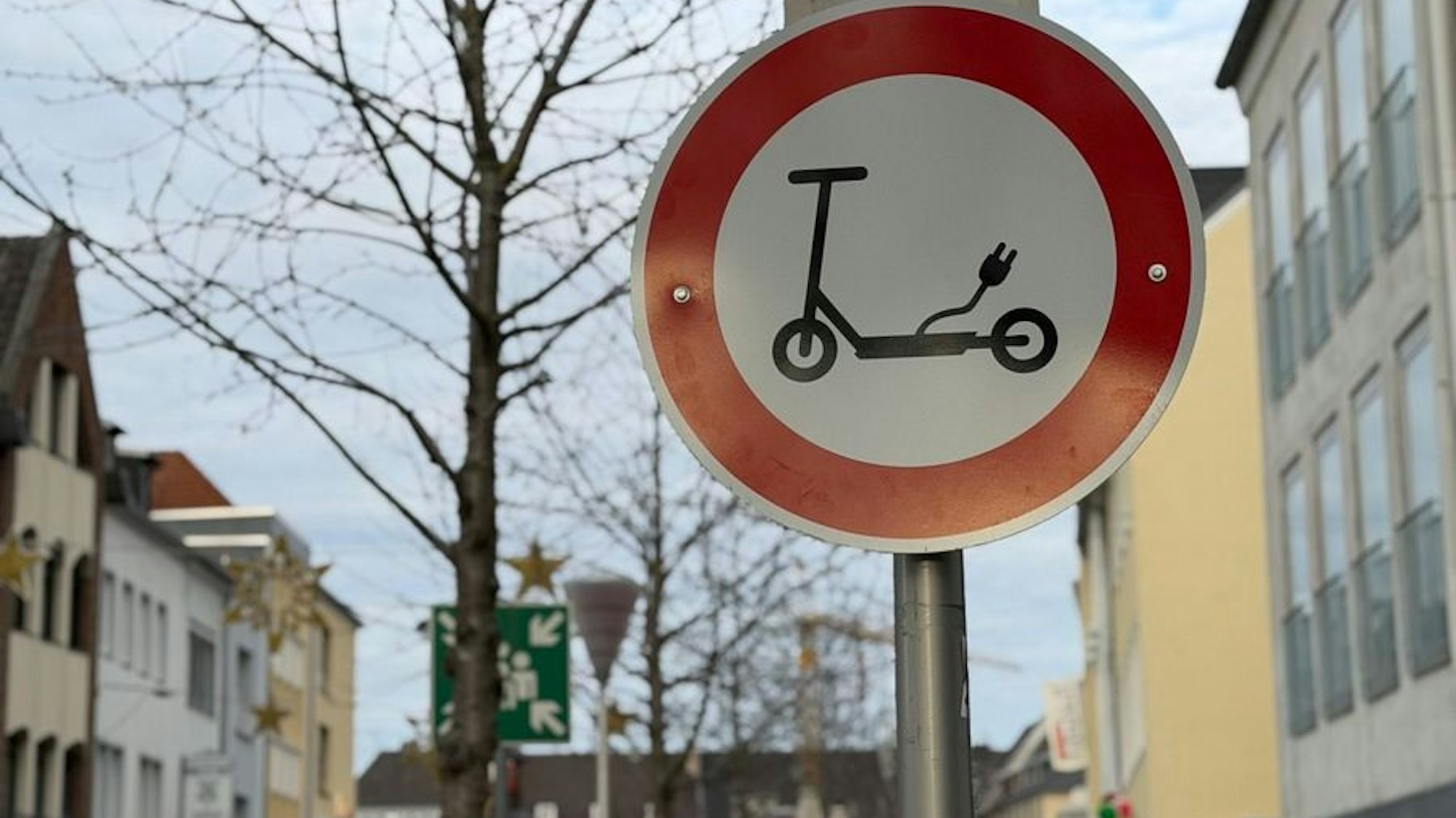 Polizei und Ordnungsamt kontrollieren E-Scooter in Düren.