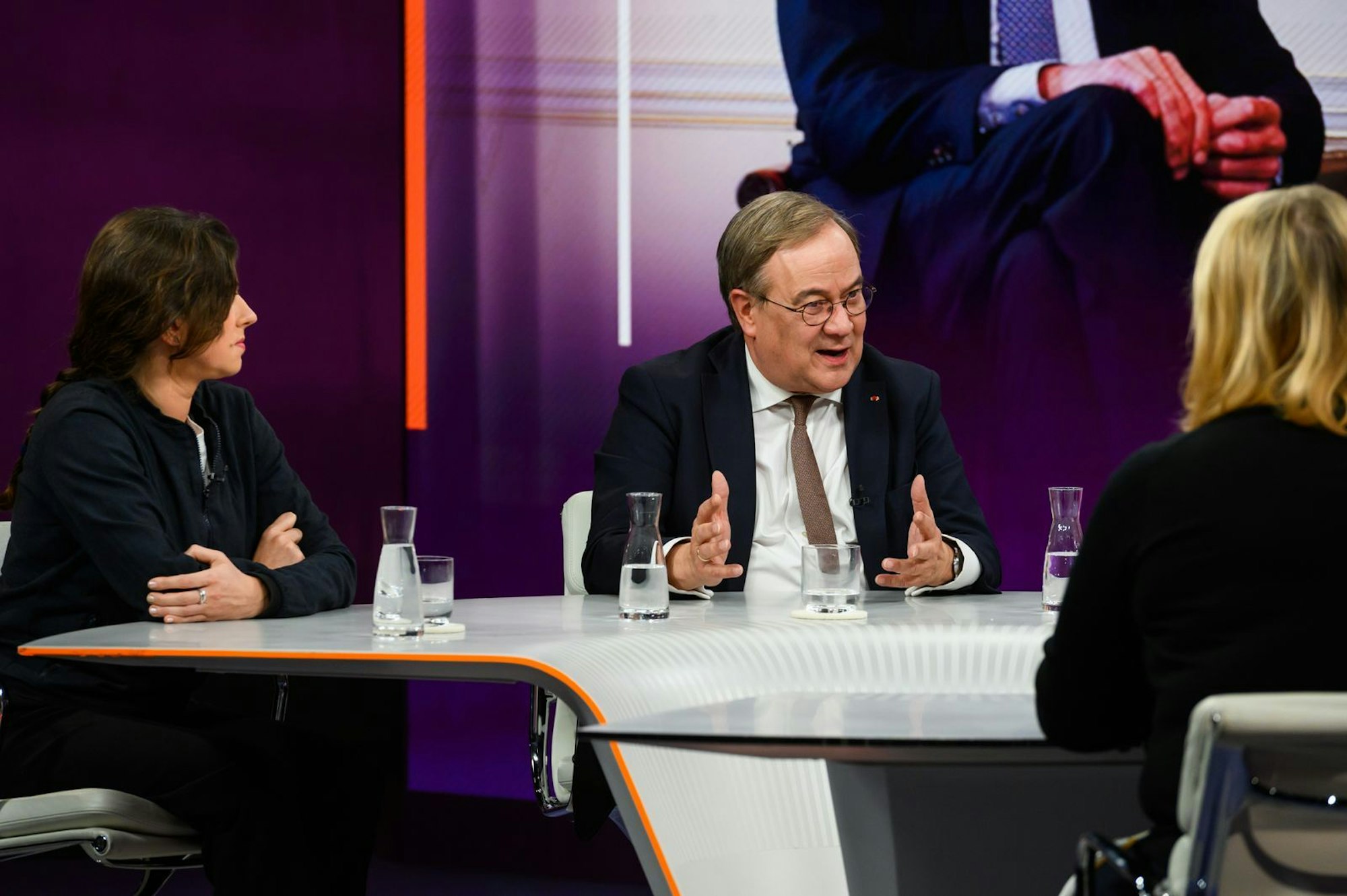 „Wenn wir heute Nacht sagen: Die Ukraine ist für die nächsten zwei Jahre finanziert, wird das am Ende Putin beeindrucken“, prophezeite Laschet. (Bild: ZDF/Jule Roehr )