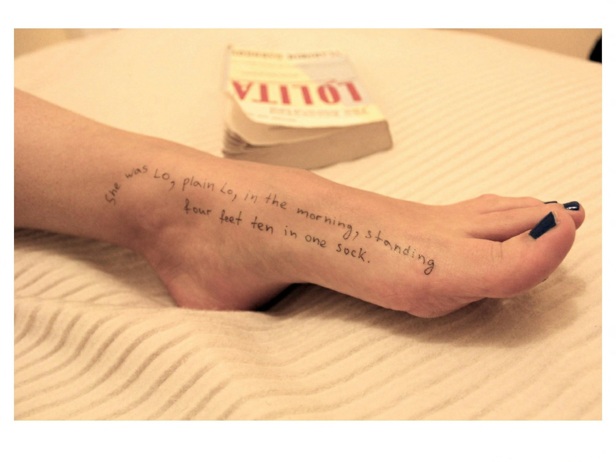 Auf einem nackten Frauenfuß ist ein Zitat aus dem Roman „Lolita“ des russisch-amerikanischen Schriftstellers Vladimir Nabokov zu lesen.