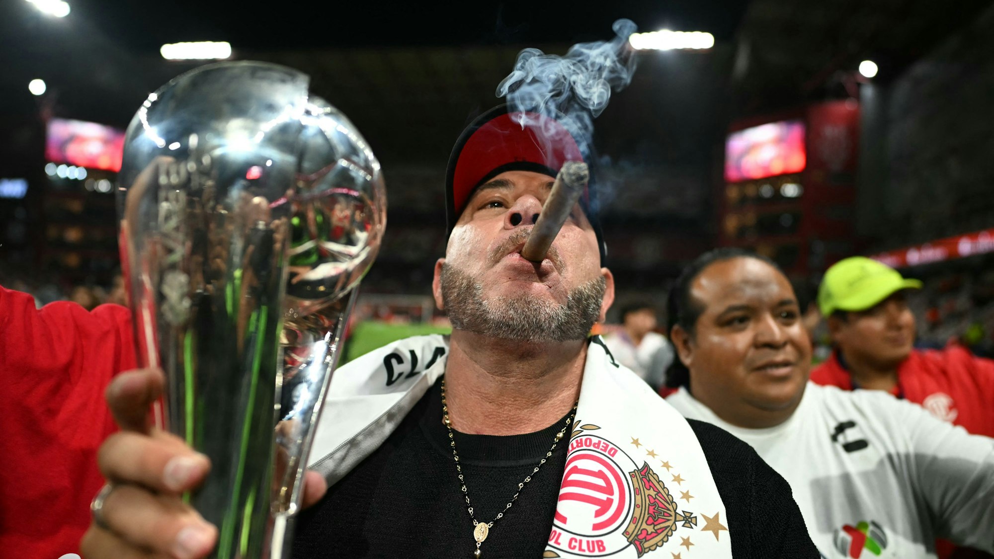 Antonio Mohamed pafft eine Zigarre auf dem Rasen von Deportivo Toluca.