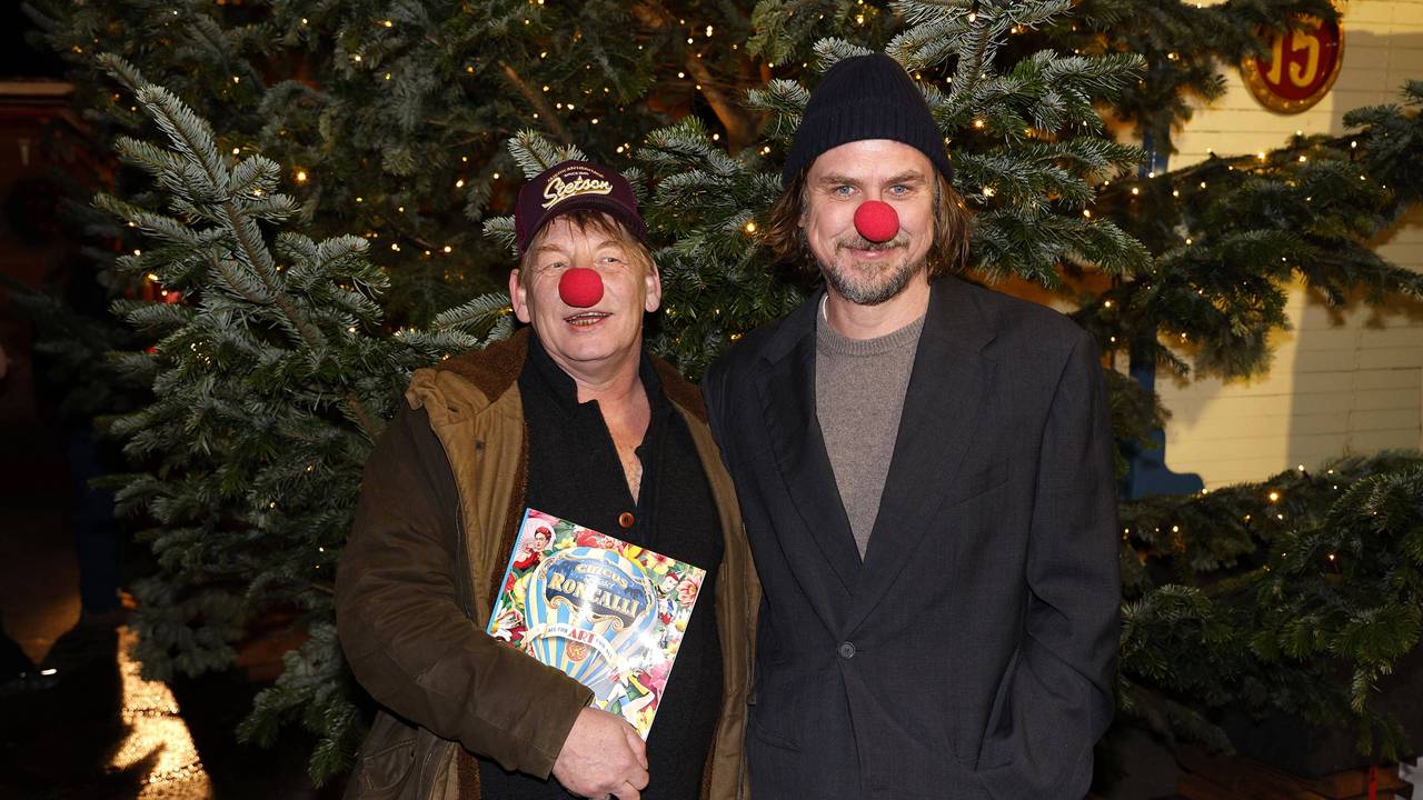 Ben Becker und Lars Eidinger bei der Roncalli Weihnachtscircus Premiere am 22.12.2023 in Berlin Roncalli Weihnachtscircus Premiere in Berlin