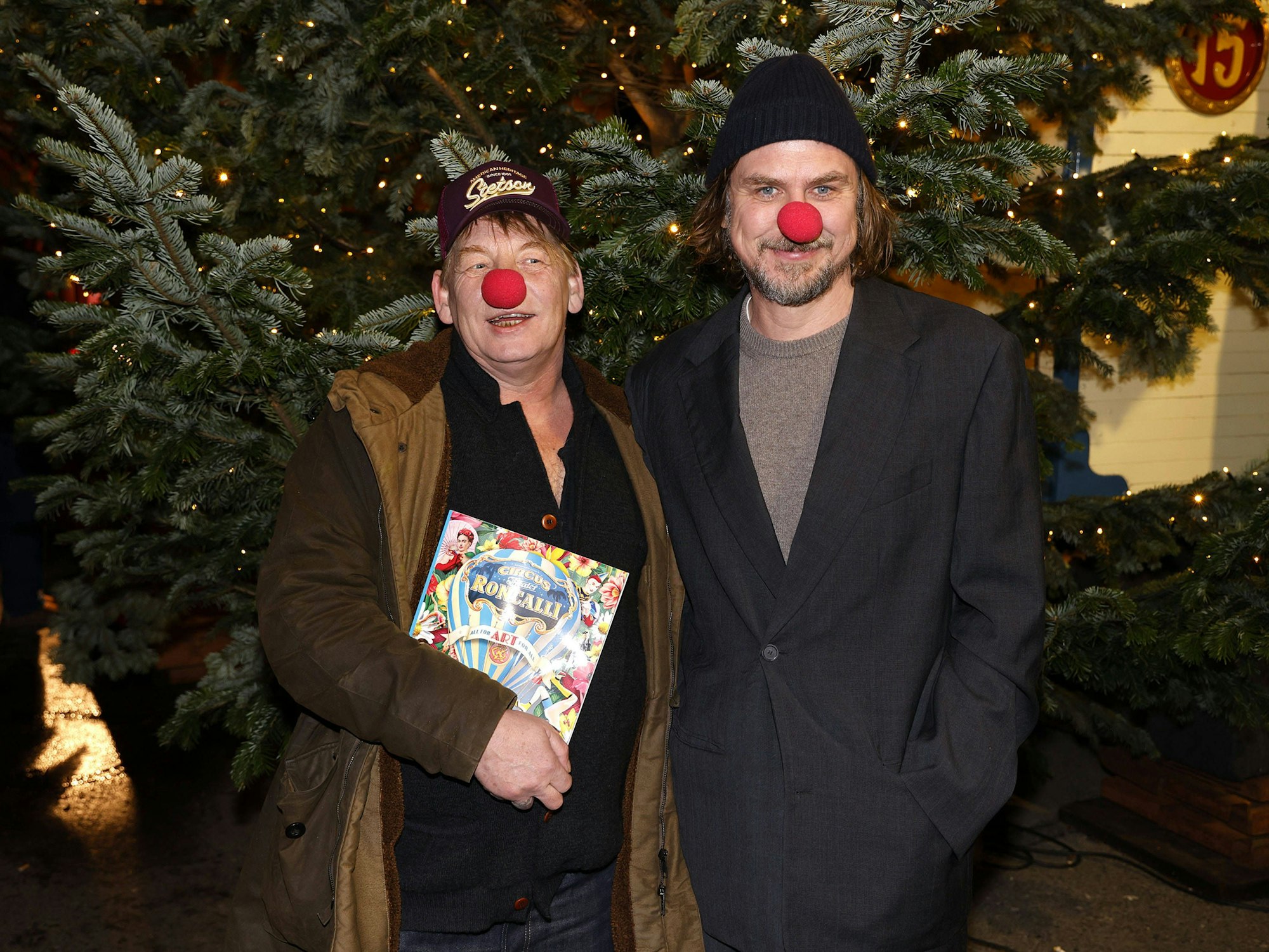 Ben Becker und Lars Eidinger bei der Roncalli Weihnachtscircus Premiere am 22.12.2023 in Berlin Roncalli Weihnachtscircus Premiere in Berlin