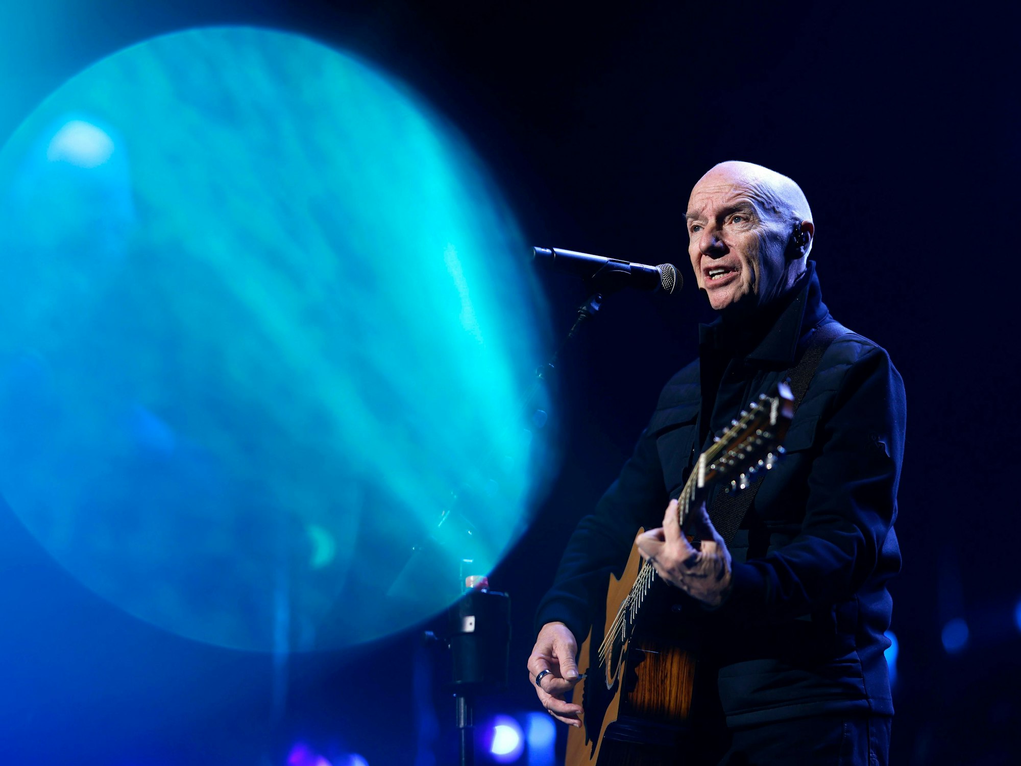 Sänger Midge Ure live bei der „Night of the Proms“ 2025 in Köln.